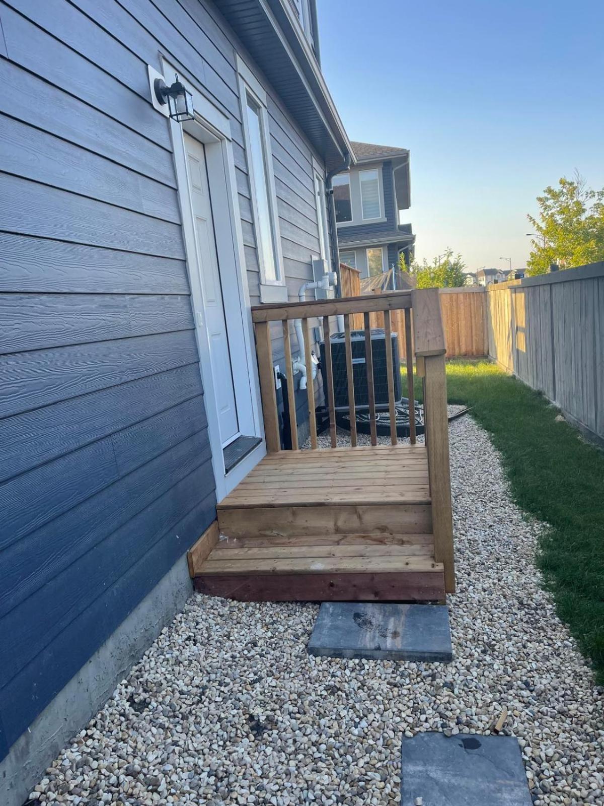 The Cozy Cove - Modern Private Basement Suite with Comfort & Charm, Free Parking, WiFi, Netflix Close to airport & 18 minutes to West Edmonton Mall