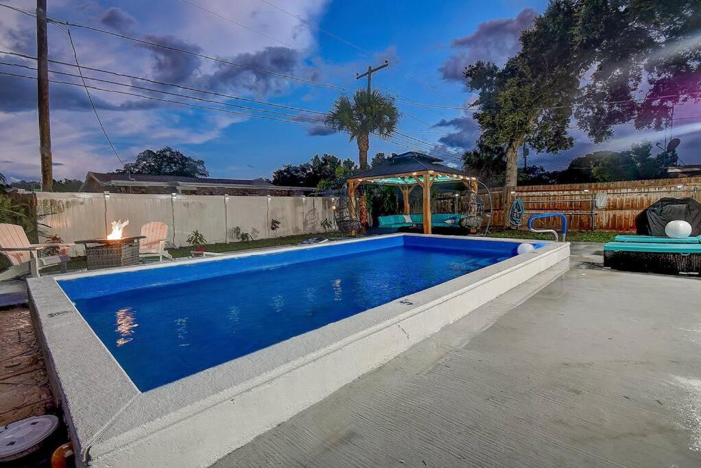 Heated Pool 4 Bedrooms 10 Mins To Beaches view 5