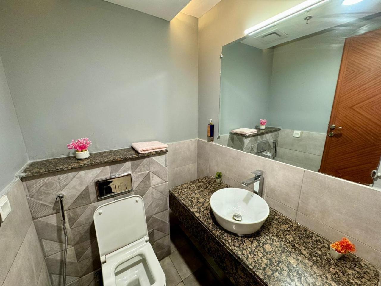 LMY Elysium Tower Sky Views Executive Apartments Facing Centaurus Mall Islamabad view 4