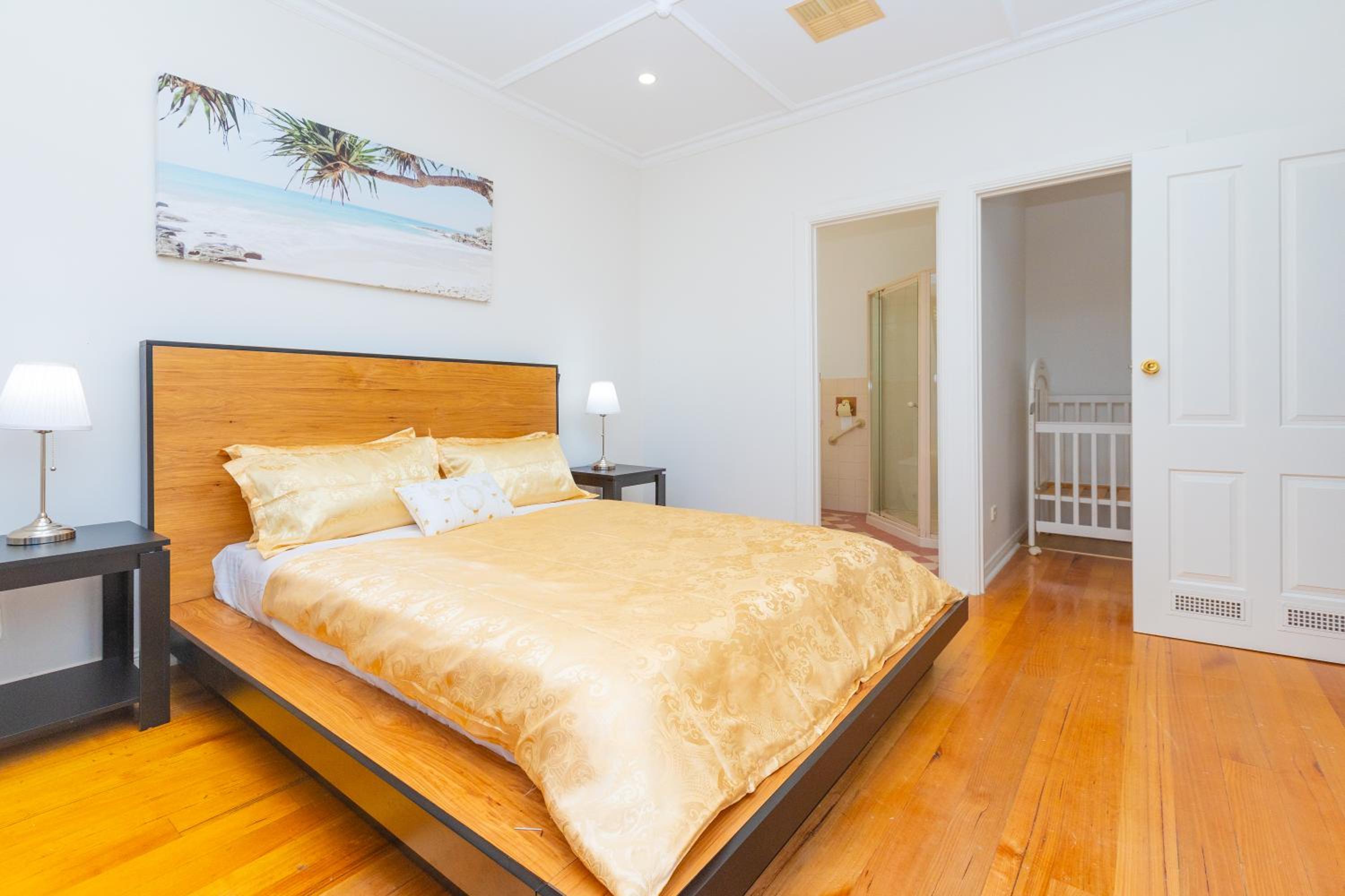 Glenelg House Modern 5QBed,1cot,3Bth, 4TV,FastWIFI