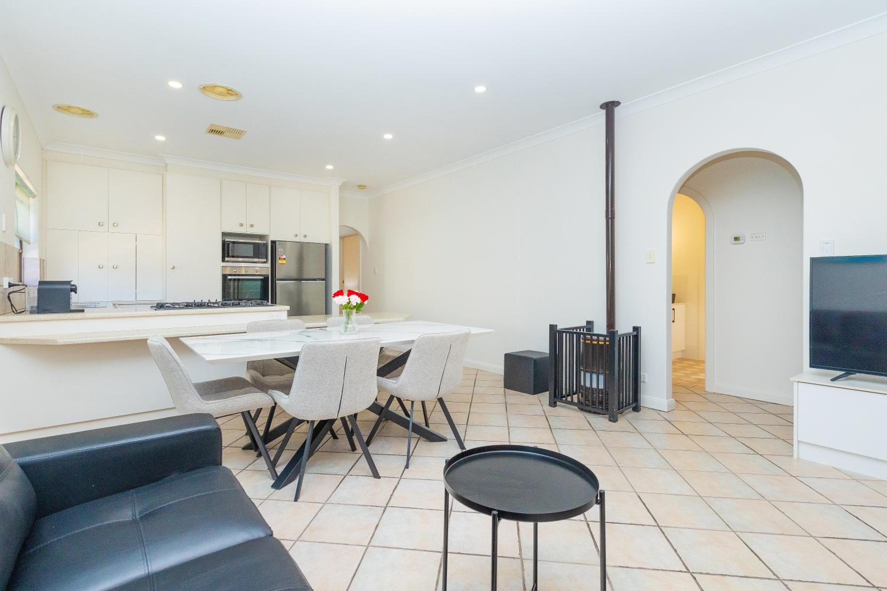 Glenelg House Modern 5QBed,1cot,3Bth, 4TV,FastWIFI