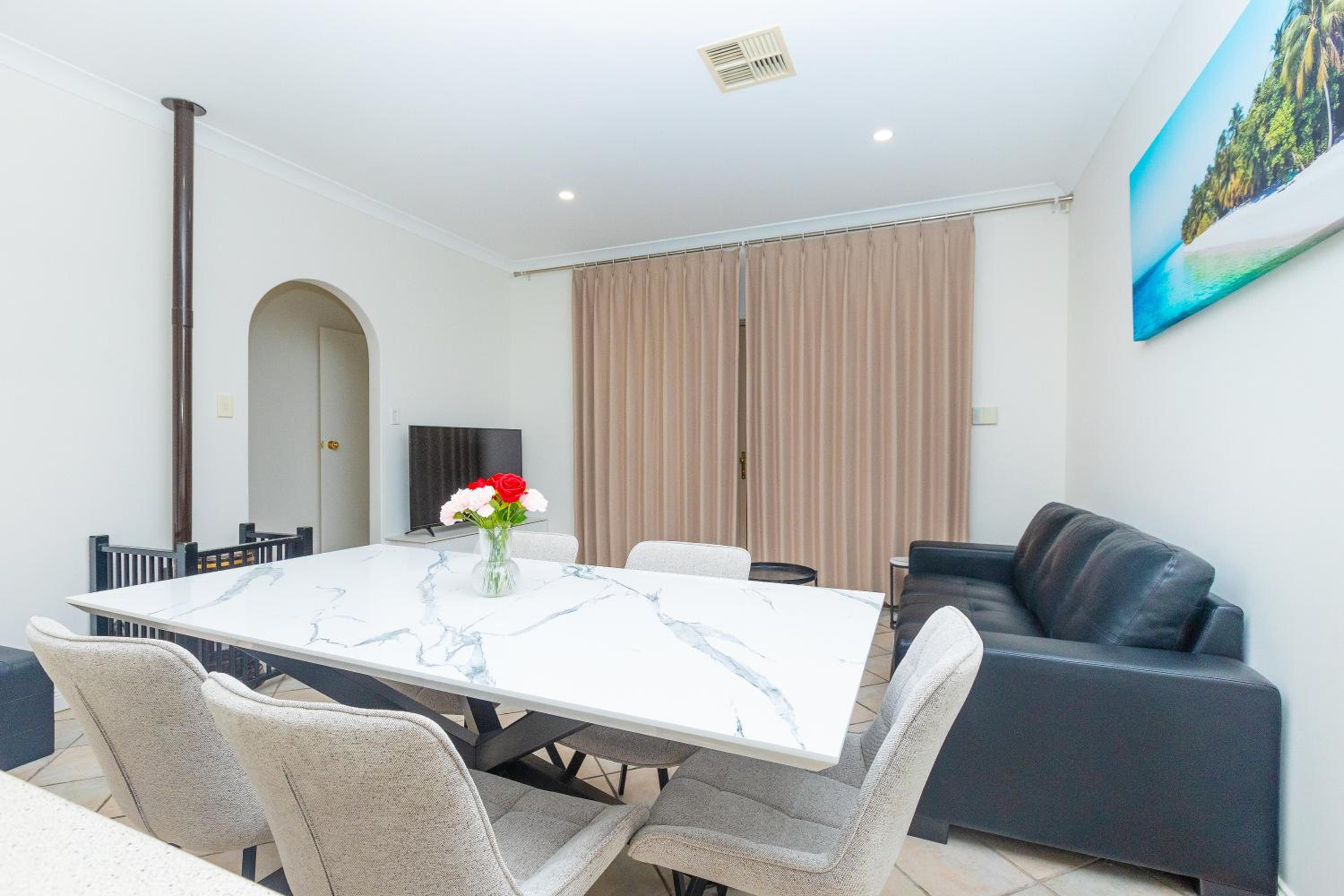 Glenelg House Modern 5QBed,1cot,3Bth, 4TV,FastWIFI