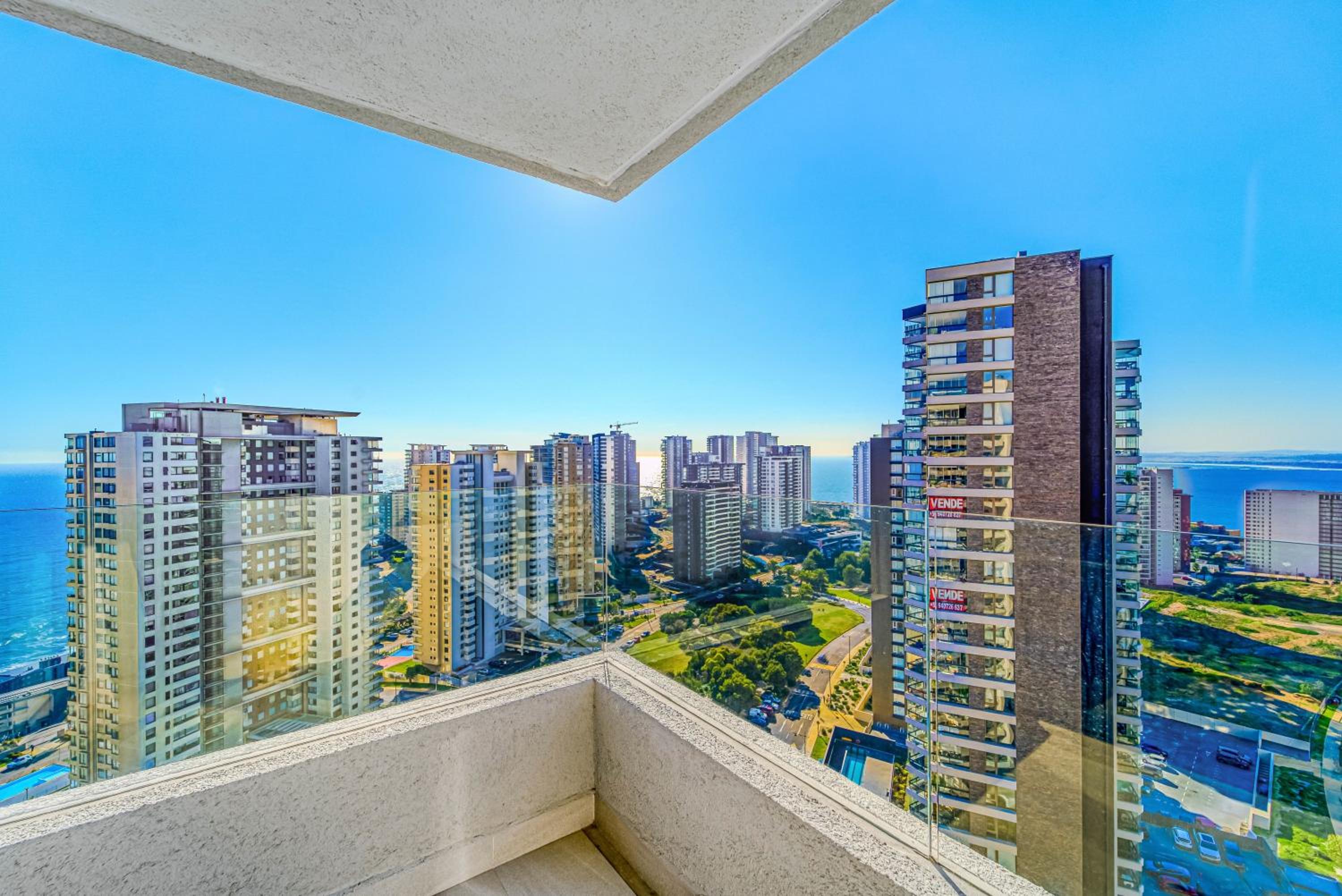 Pacific Breeze 2 BR with pool & balcony