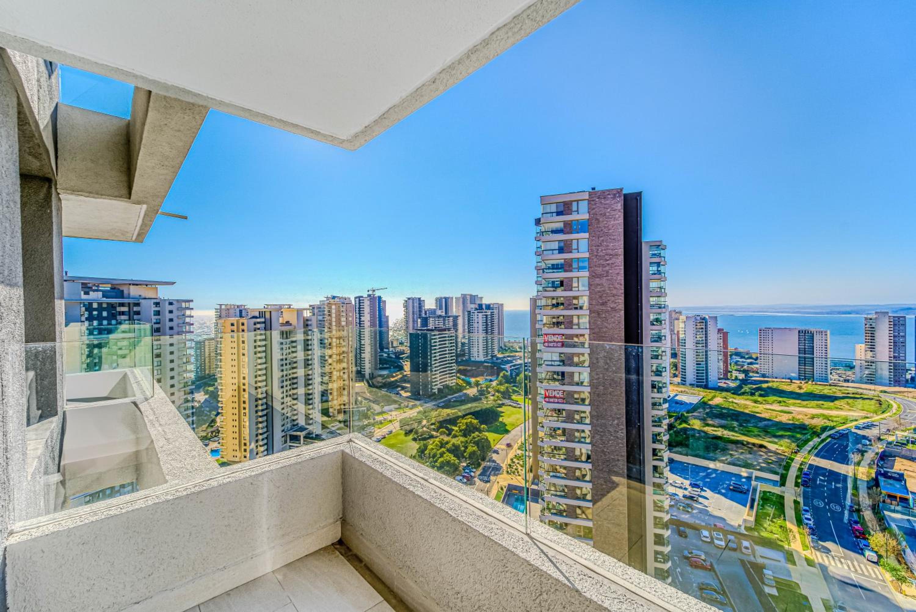 Pacific Breeze 2 BR with pool & balcony