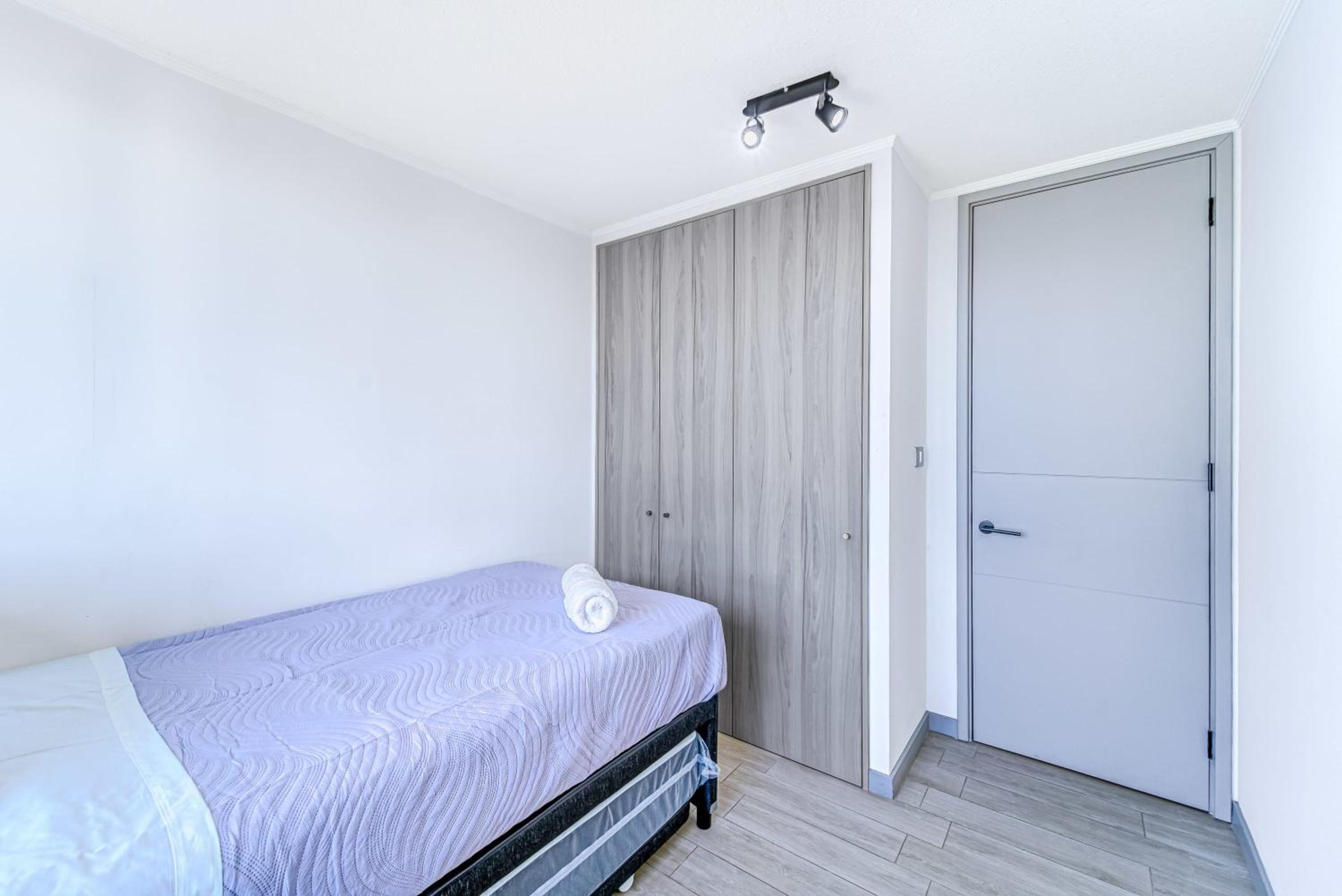 Pacific Breeze 2 BR with pool & balcony