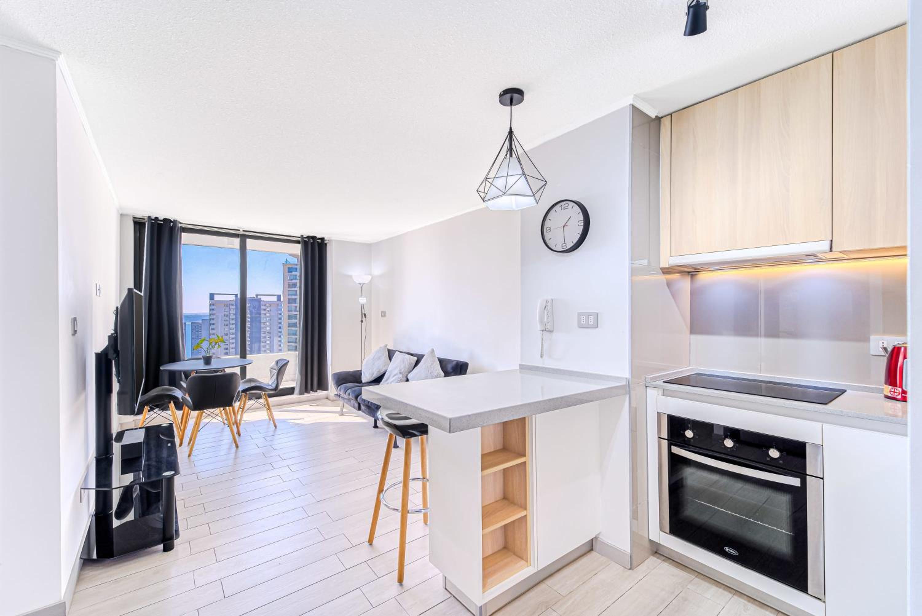 Pacific Breeze 2 BR with pool & balcony