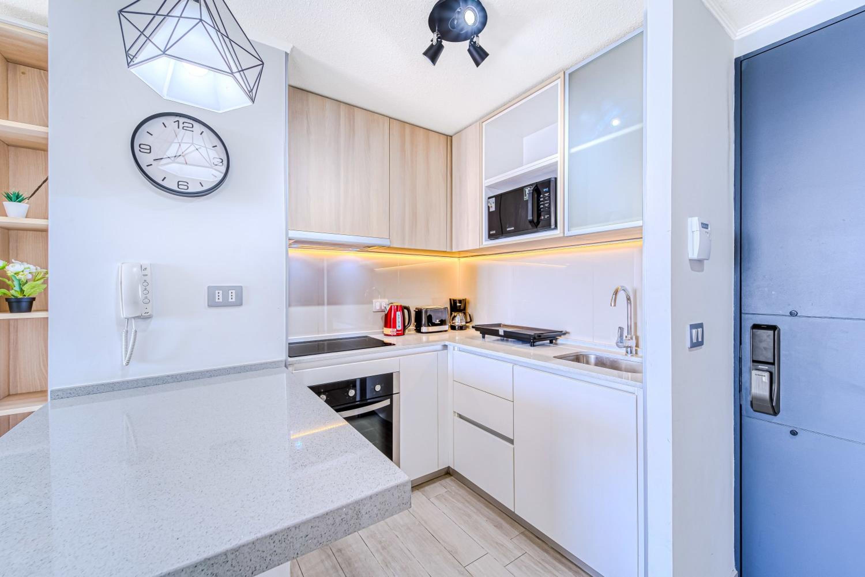Pacific Breeze 2 BR with pool & balcony