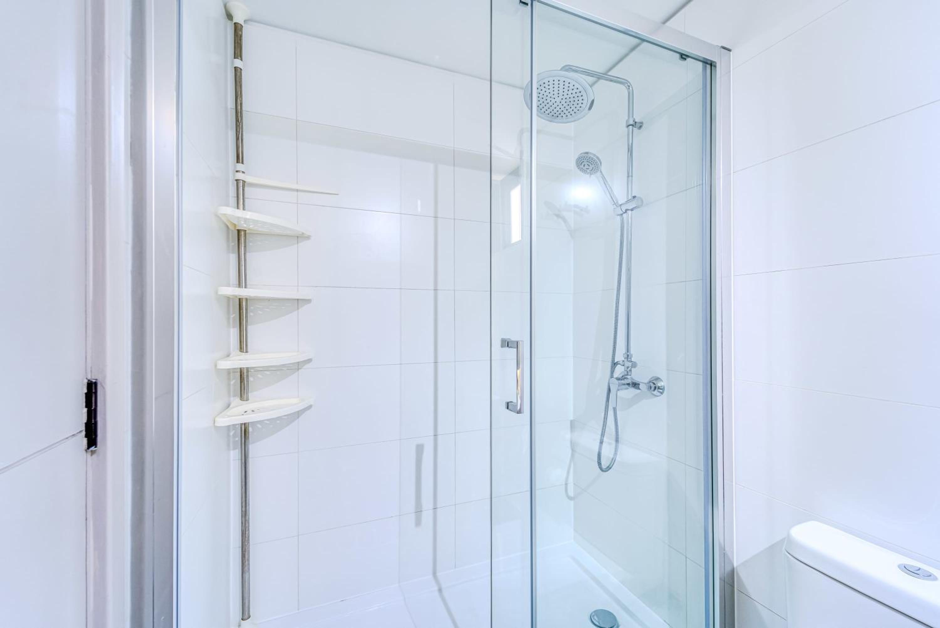 Pacific Breeze 2 BR with pool & balcony