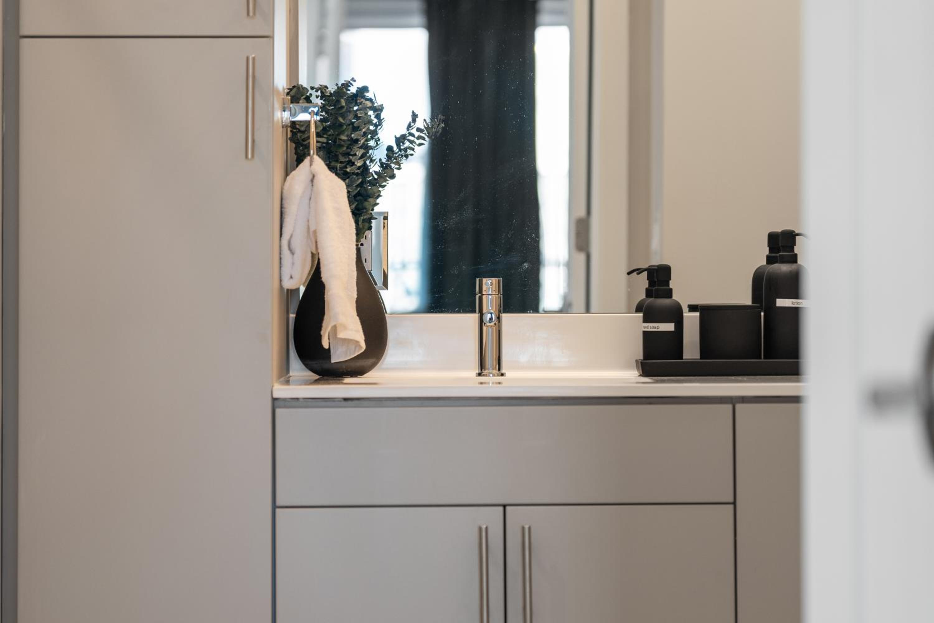 New Haven Vacations - Luxury Furnished Apartments by Hyatus Downtown at Yale - Property Image 37