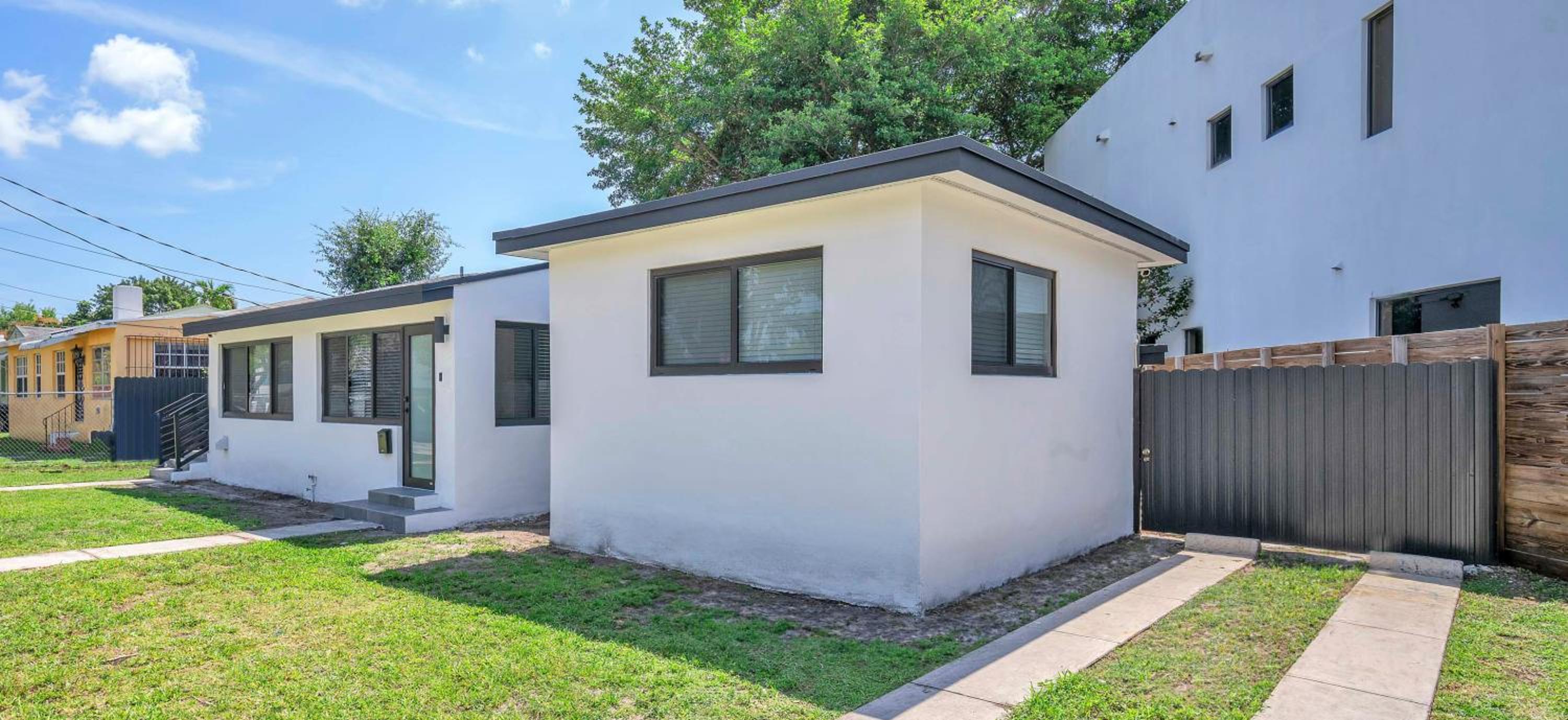 Villa Roads - Ideal Stay in Miami - King - Bed Parking - Near Airport, Brickell, Coconut Grove, Little Havana, Wynwood & Calle 8