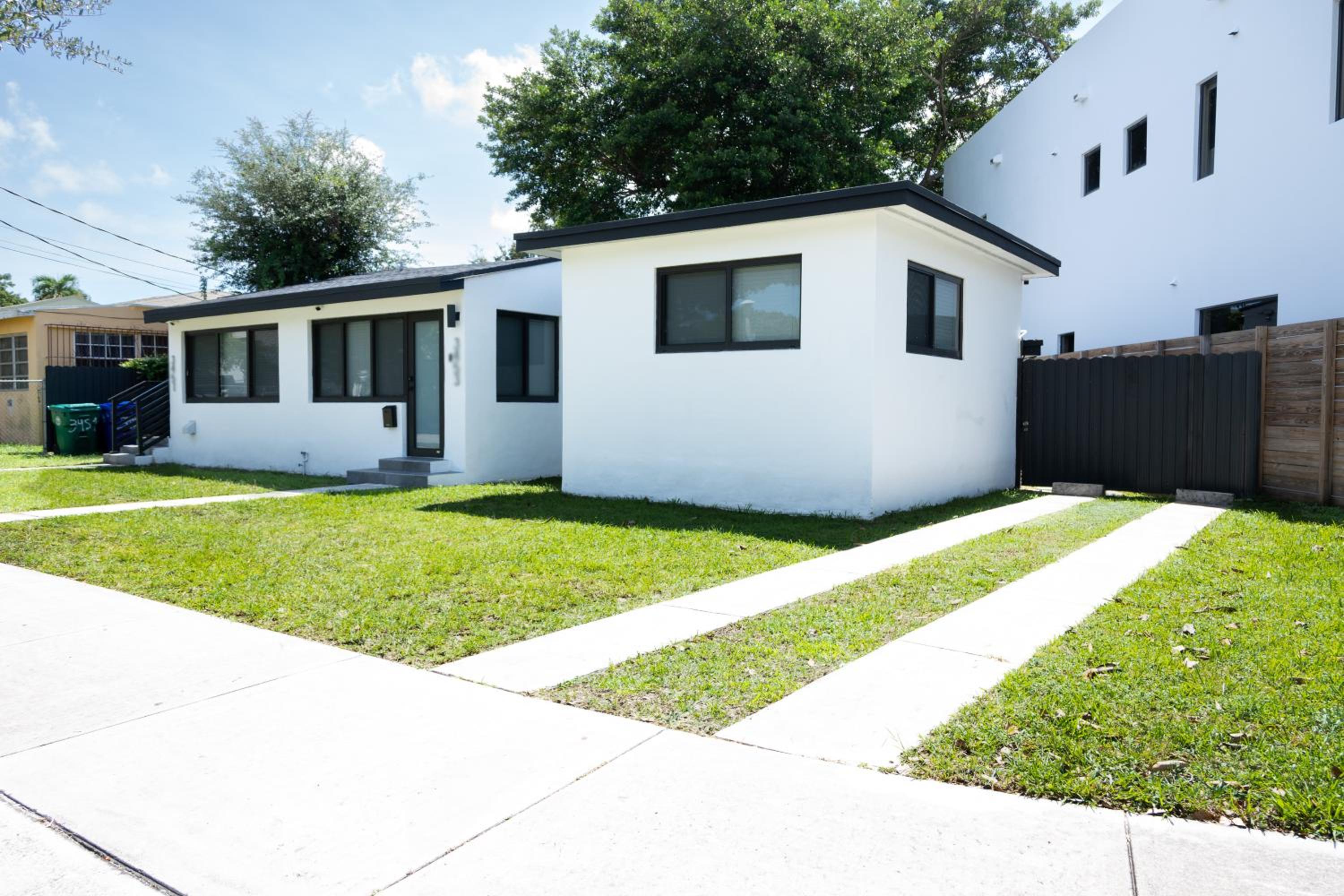Villa Roads - Ideal Stay in Miami - King - Bed Parking - Near Airport, Brickell, Coconut Grove, Little Havana, Wynwood & Calle 8