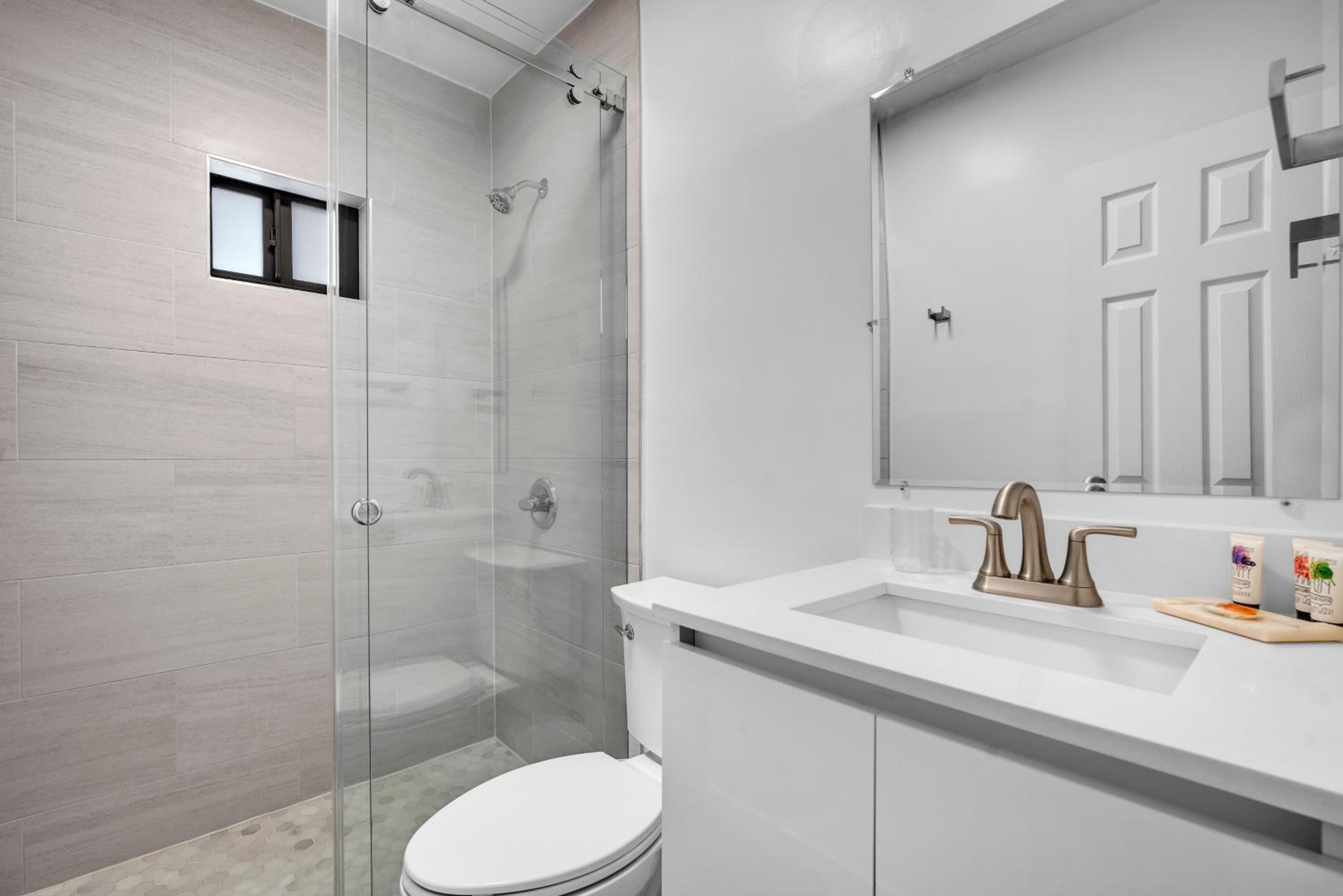 Villa Roads - Ideal Stay in Miami - King - Bed Parking - Near Airport, Brickell, Coconut Grove, Little Havana, Wynwood & Calle 8