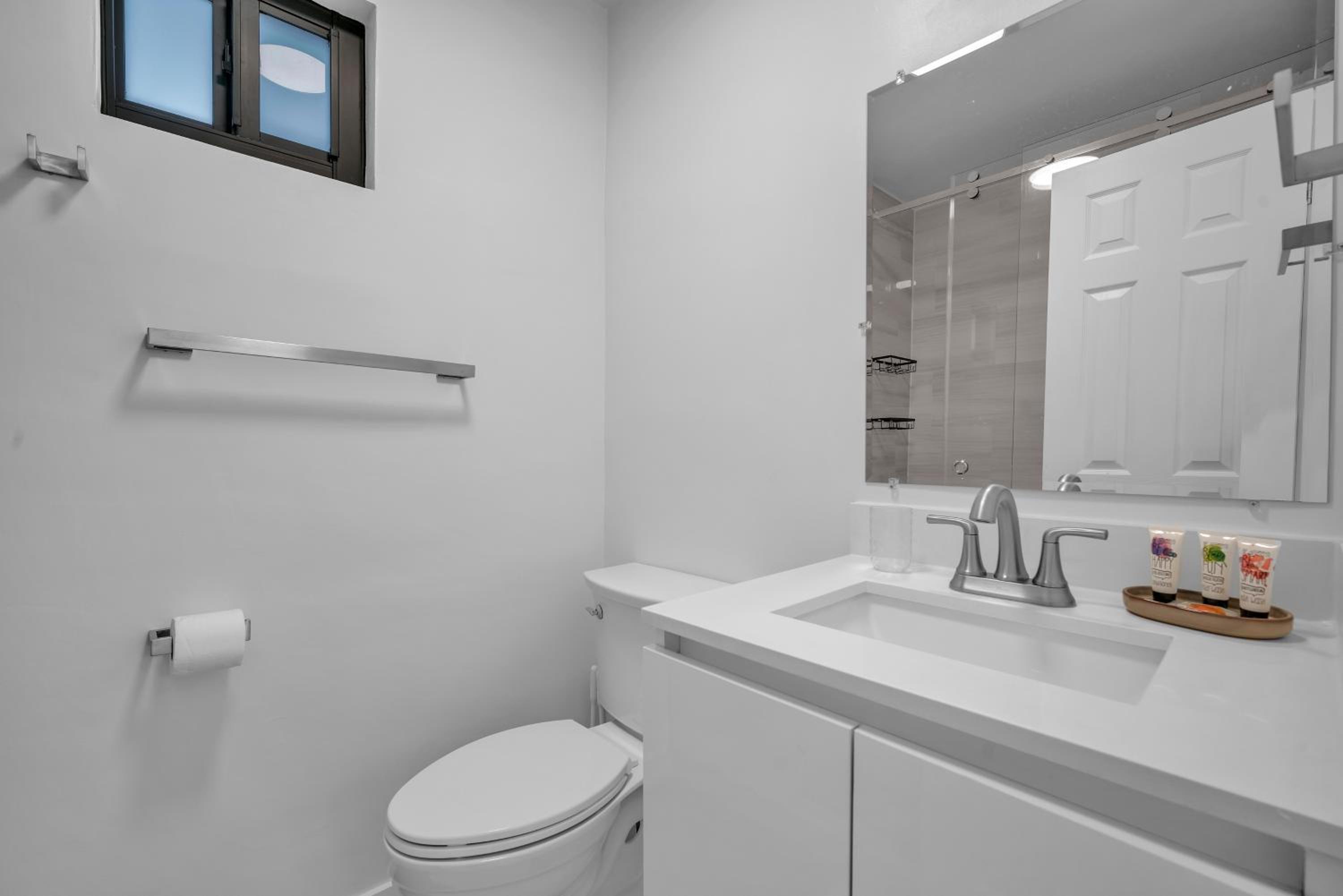 Villa Roads - Ideal Stay in Miami - King - Bed Parking - Near Airport, Brickell, Coconut Grove, Little Havana, Wynwood & Calle 8