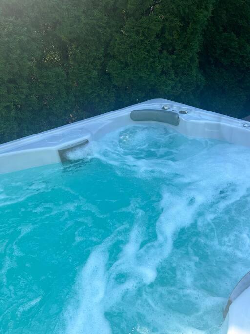 Unwind at Serenity House with 17 foot Spa Pool and Breakfast included - Image 2