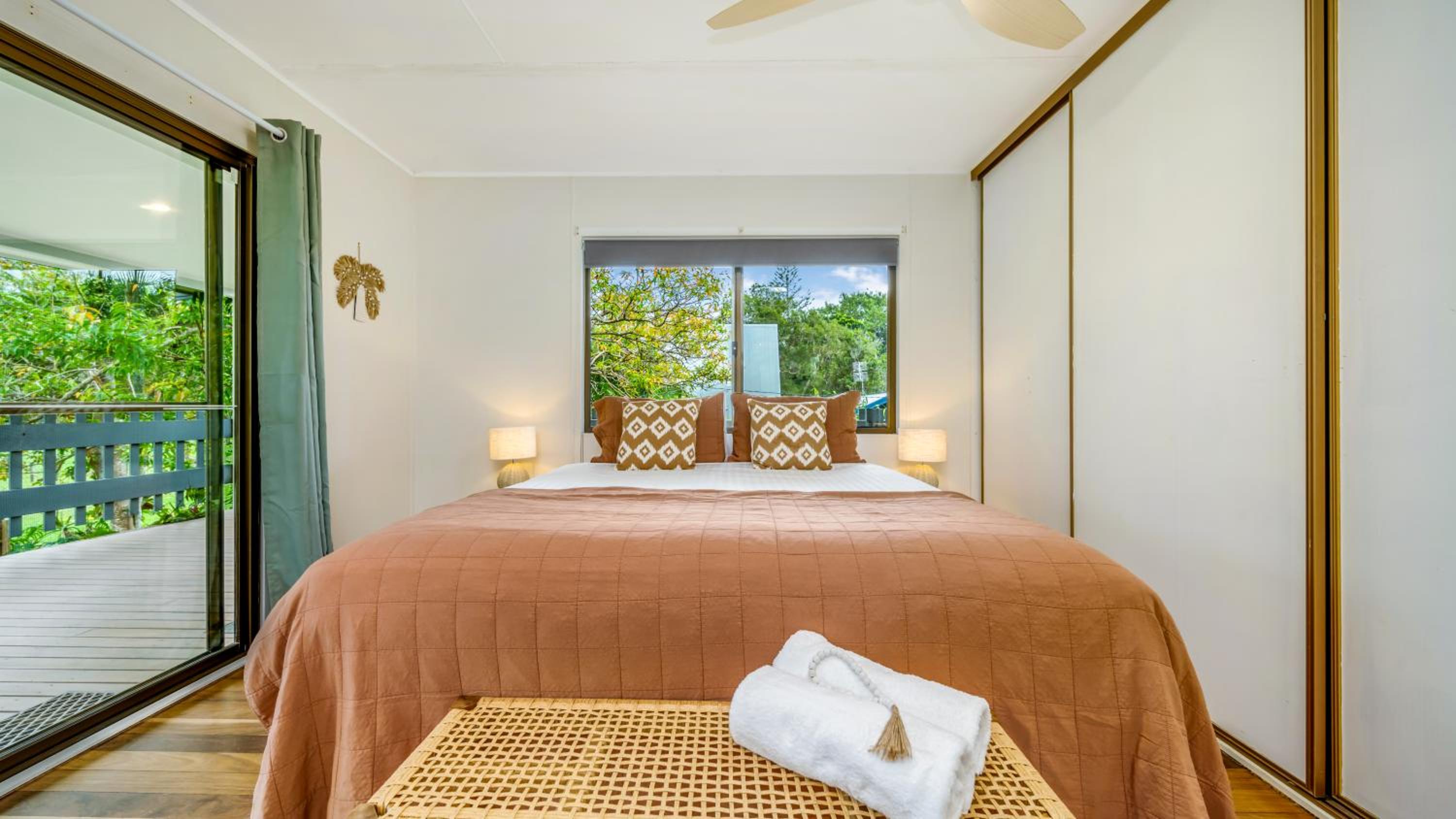 Lorraine's Beach house - 3 mins walk to beach
