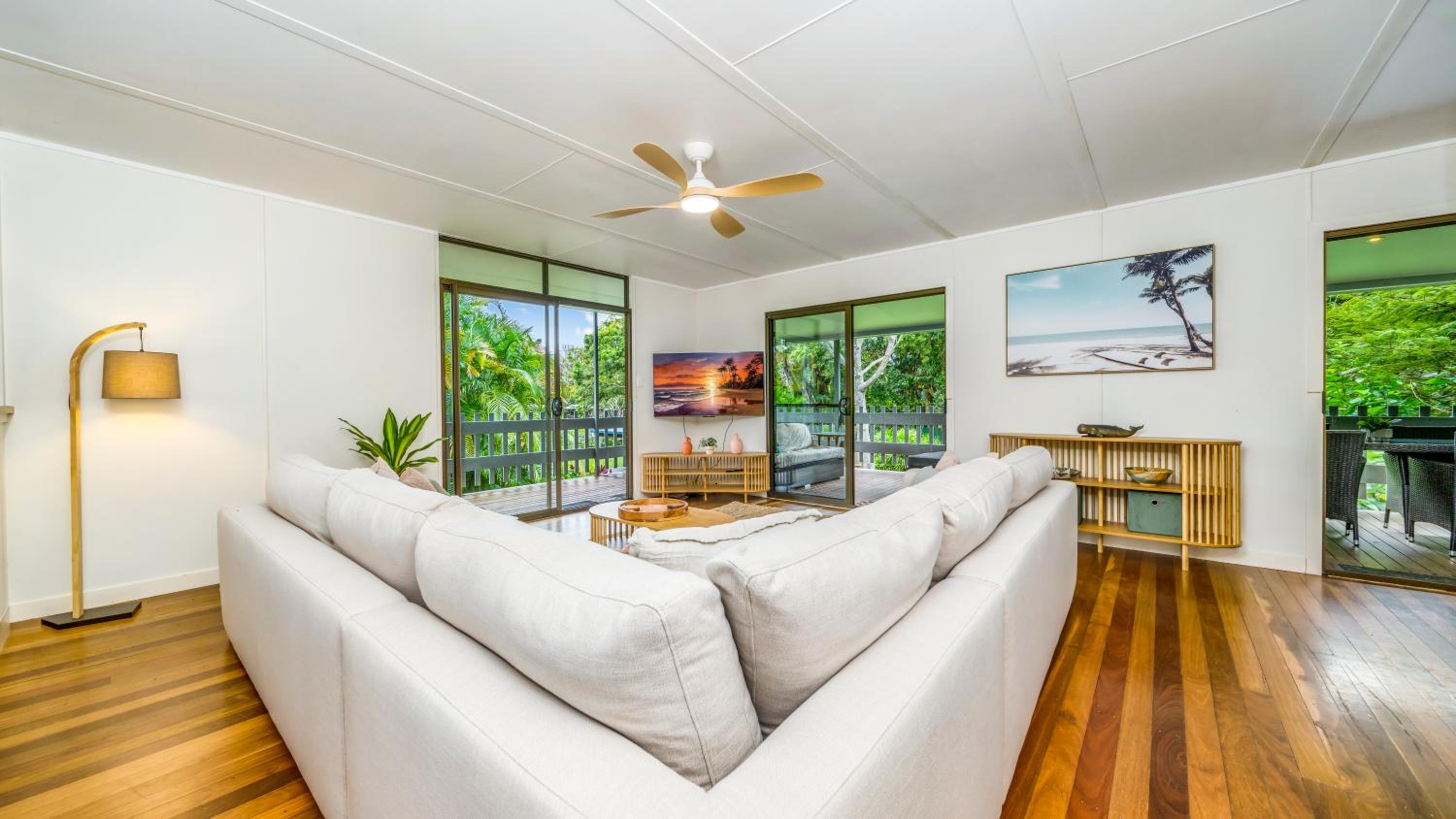 Lorraine's Beach house - 3 mins walk to beach