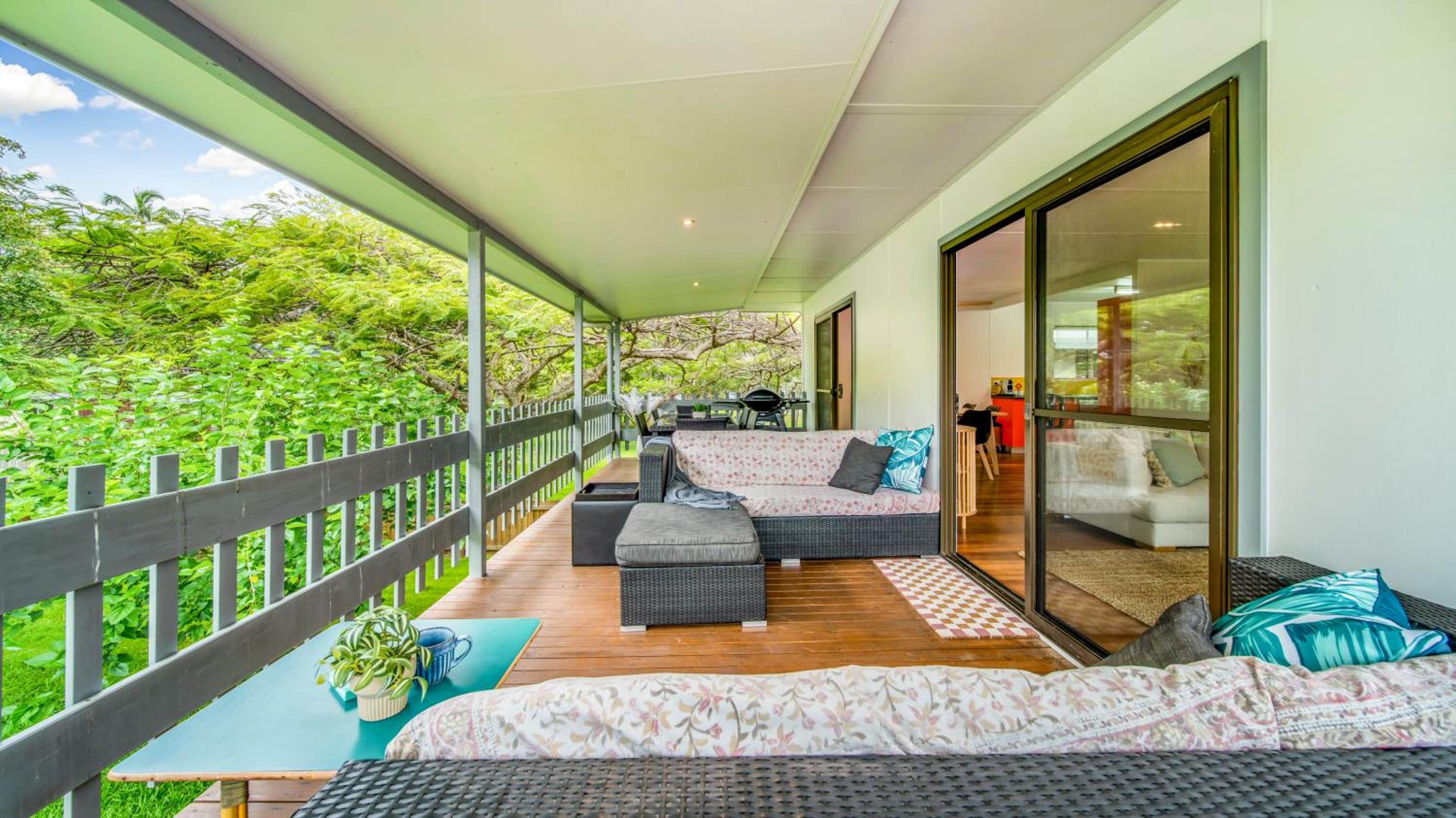 Lorraine's Beach house - 3 mins walk to beach