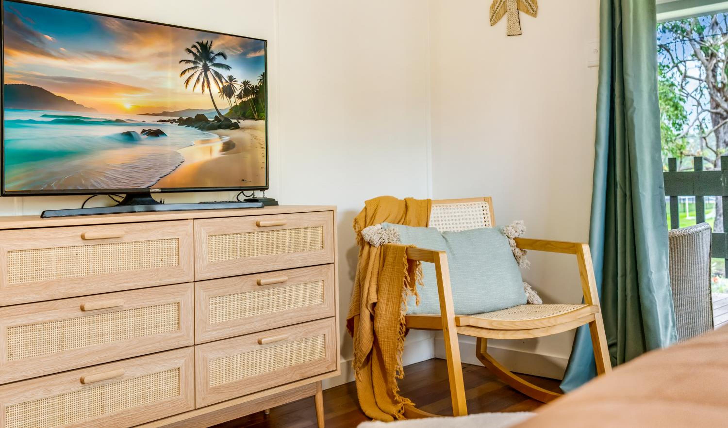 Lorraine's Beach house - 3 mins walk to beach