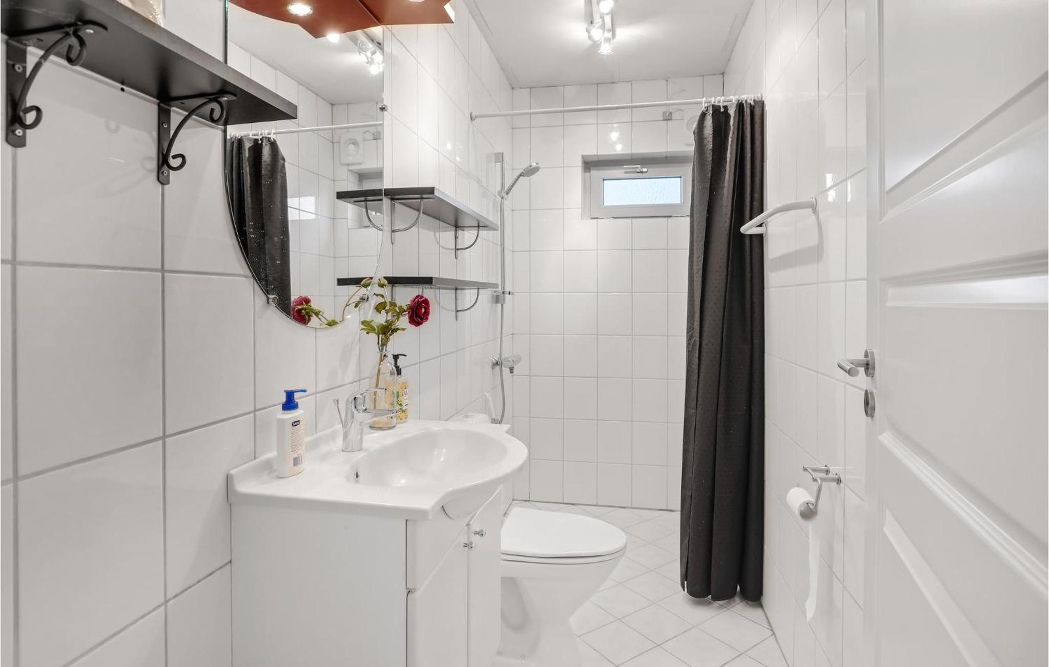 2 Bedroom Nice Apartment In Allinge