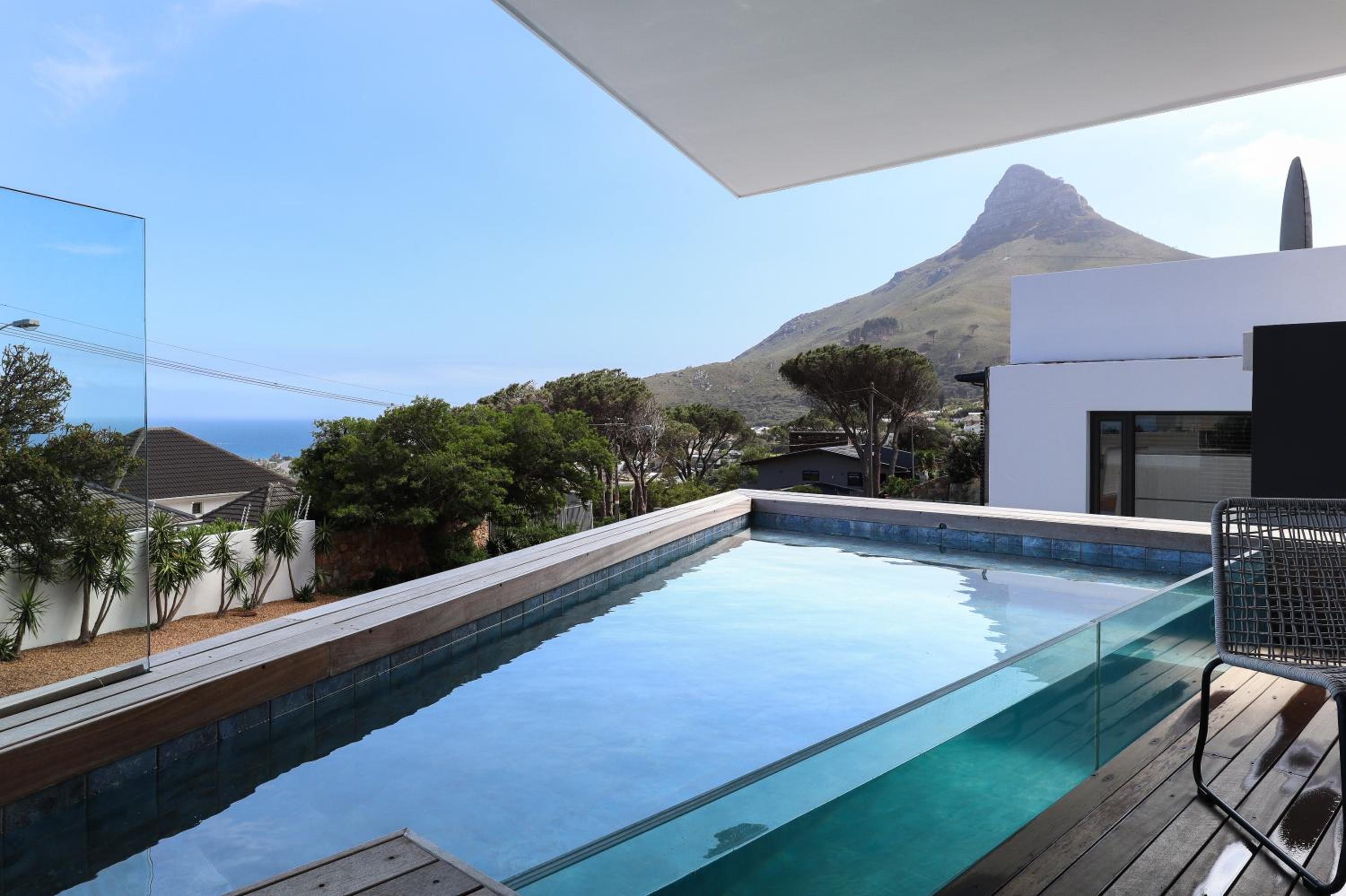 Paradise in Camps Bay, Luxury Villa with Pool and Views view 3