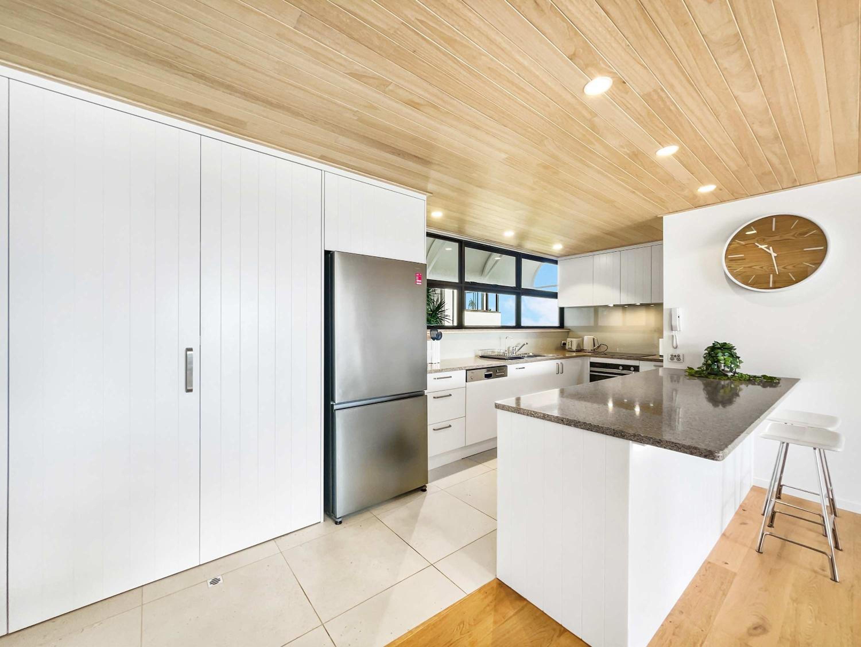 Breathtaking Views - Point Cartwright Apt