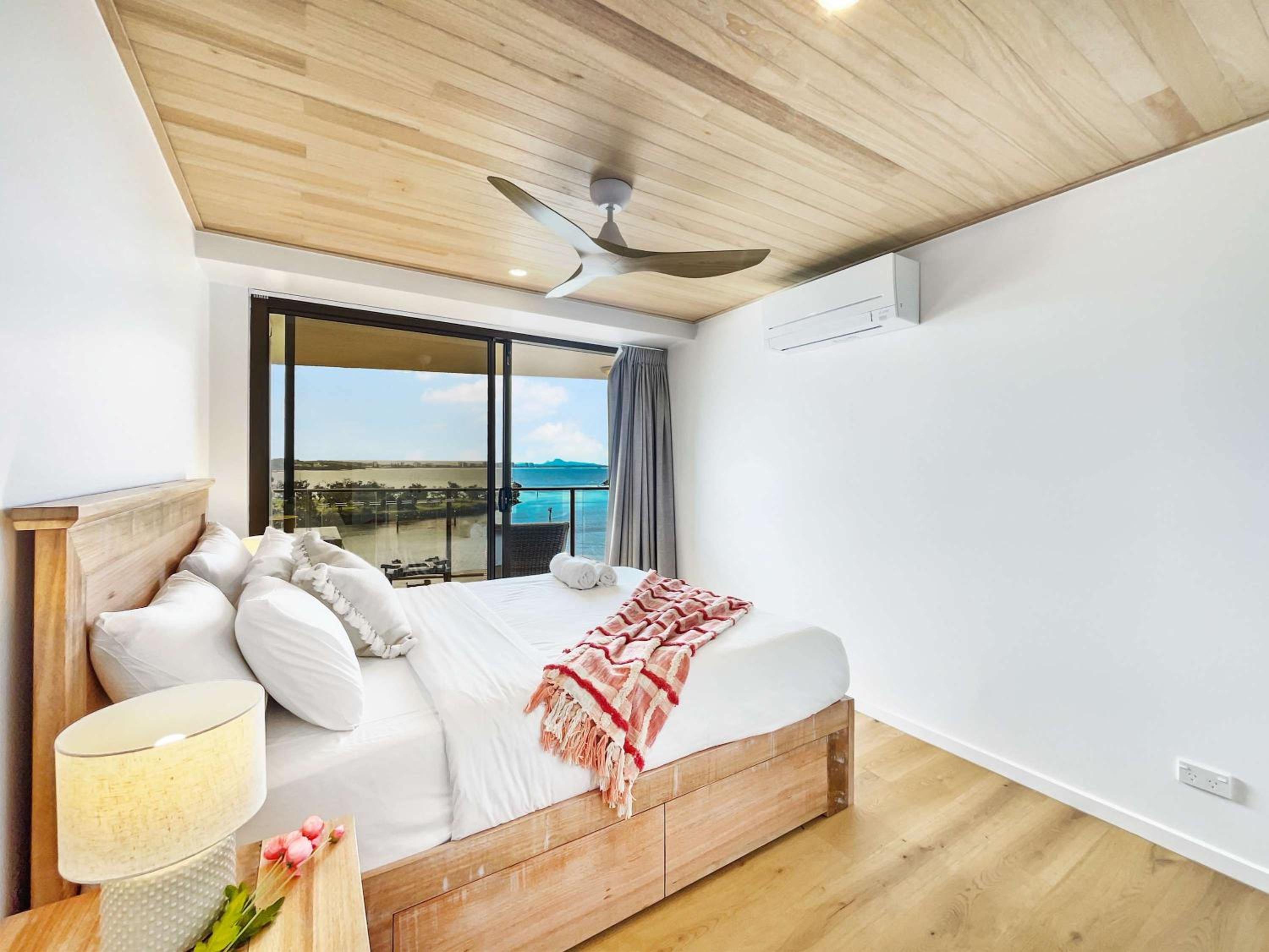 Breathtaking Views - Point Cartwright Apt