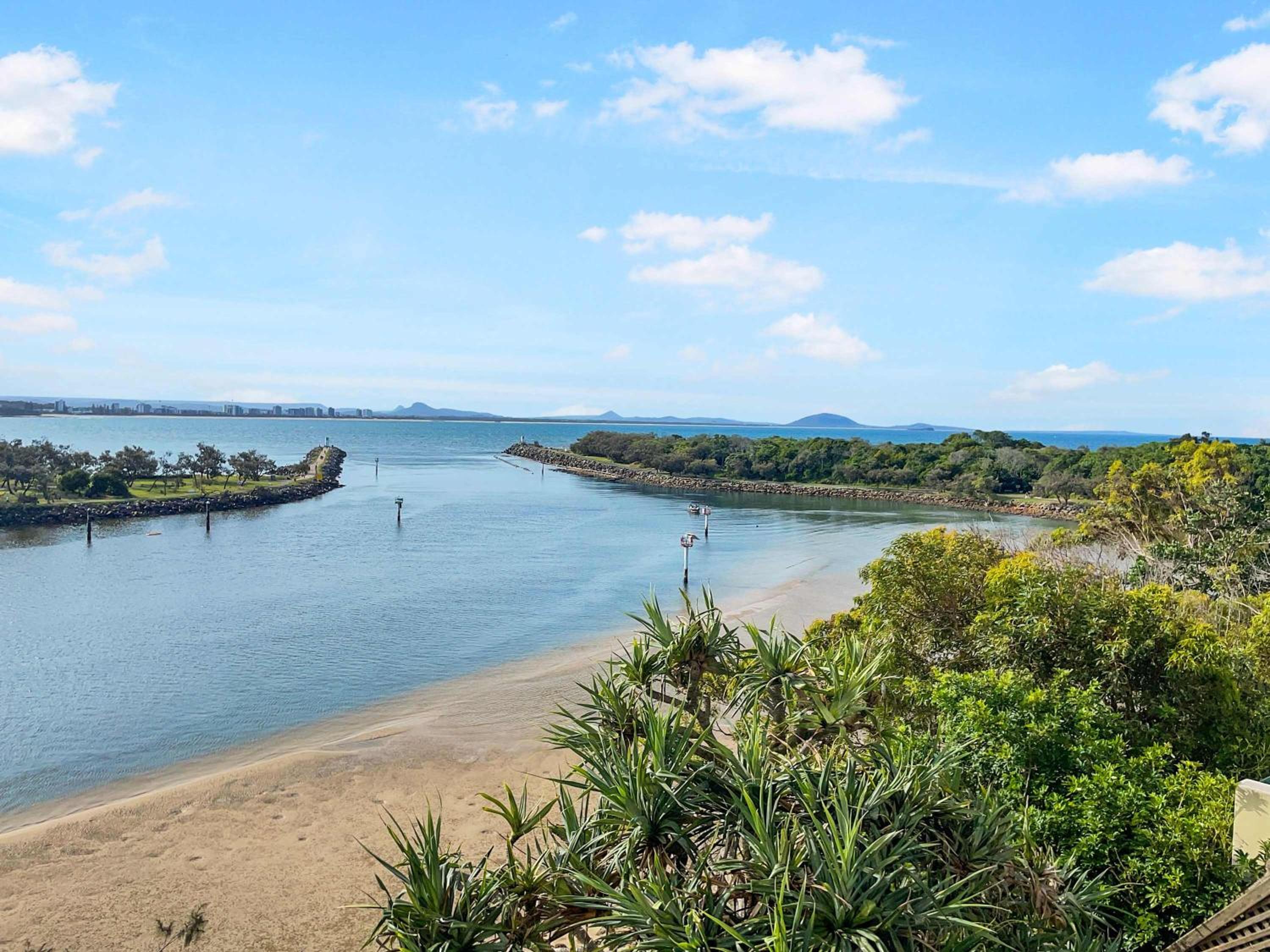 Breathtaking Views - Point Cartwright Apt