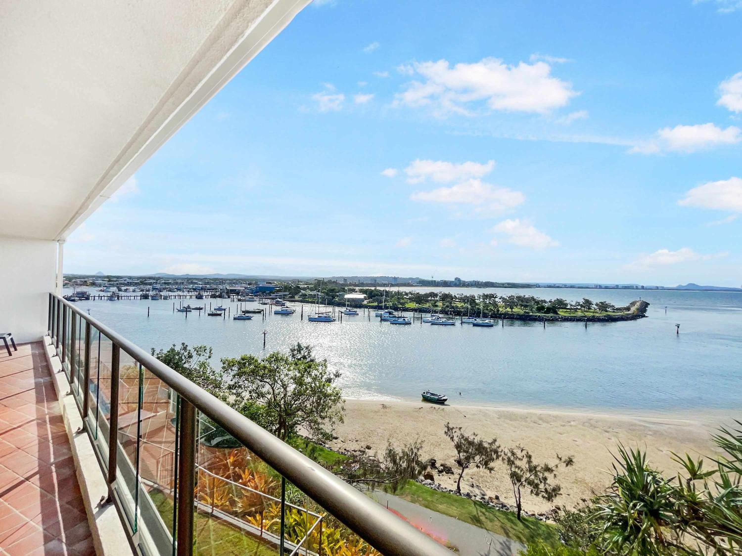 Breathtaking Views - Point Cartwright Apt