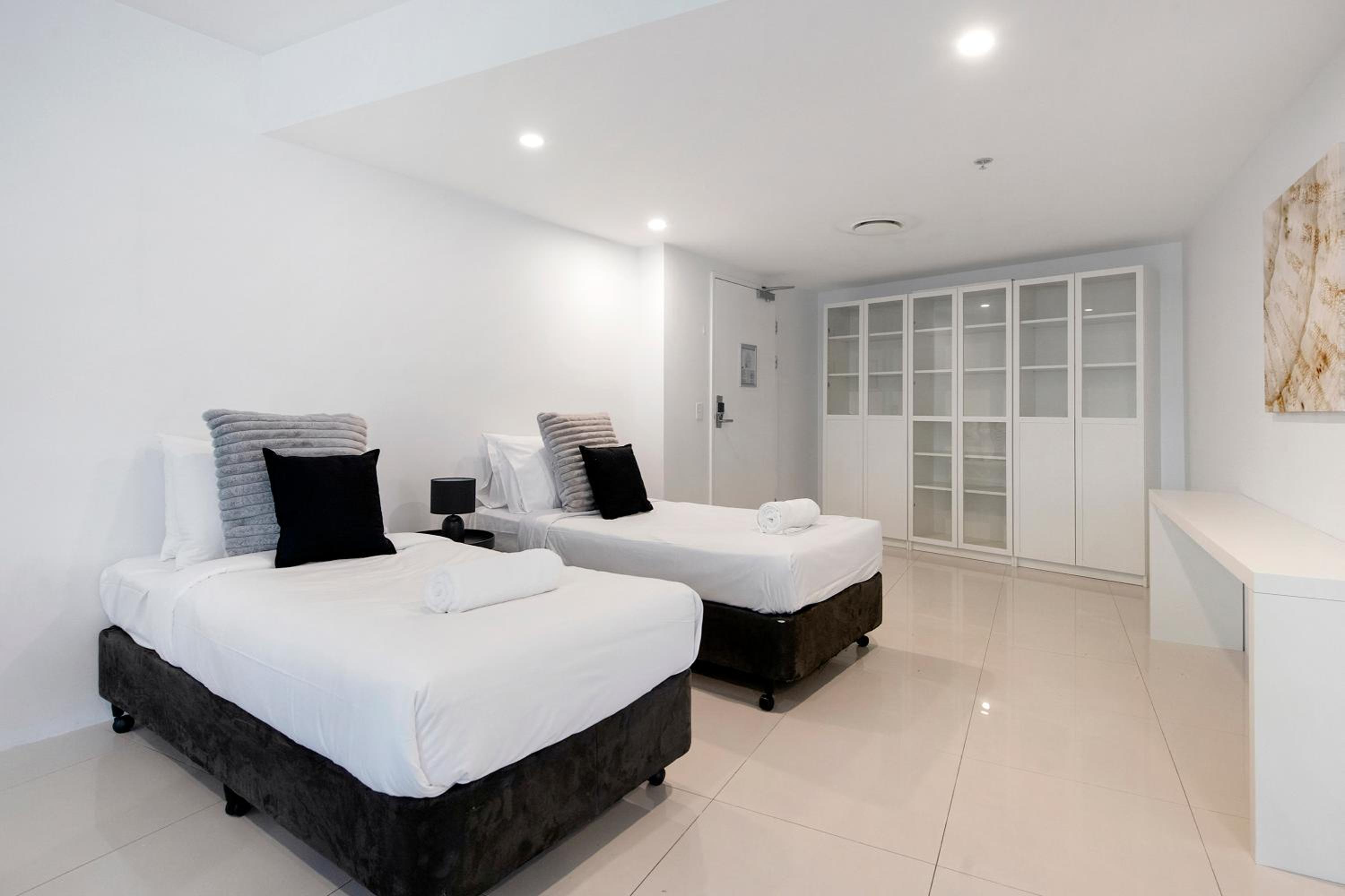 Hinterland Views! - Q Tower Apartments - From Level 3 - Self Contained & Privately Managed - Wow Stay