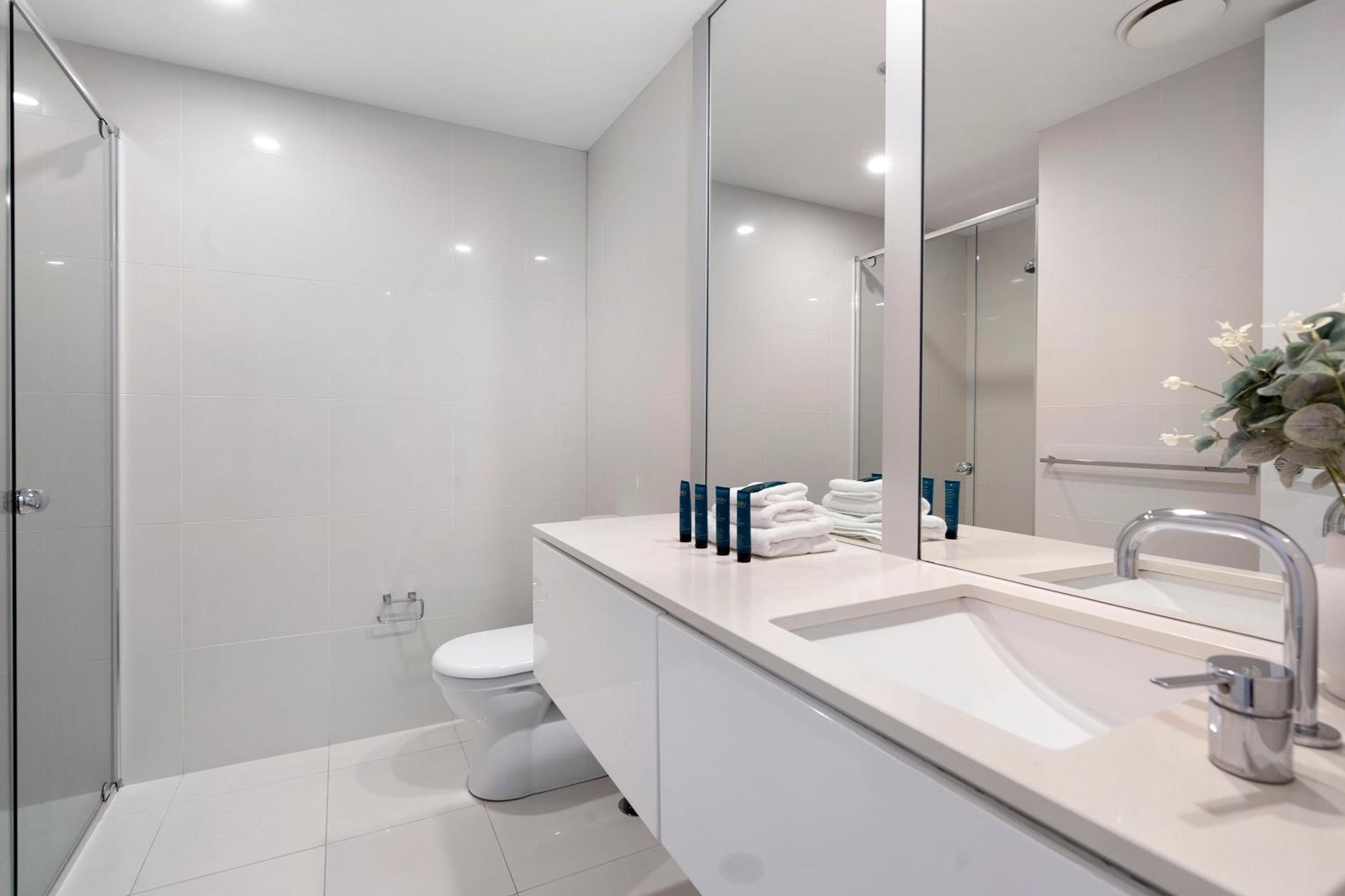 Hinterland Views! - Q Tower Apartments - From Level 3 - Self Contained & Privately Managed - Wow Stay