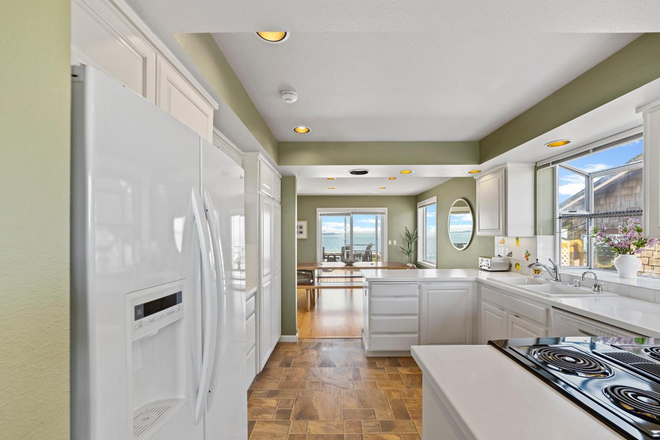 SANDY POINT 6 BEDS 3 BATHS BEACH HOUSE WITH AMAZING VIEWS view 4