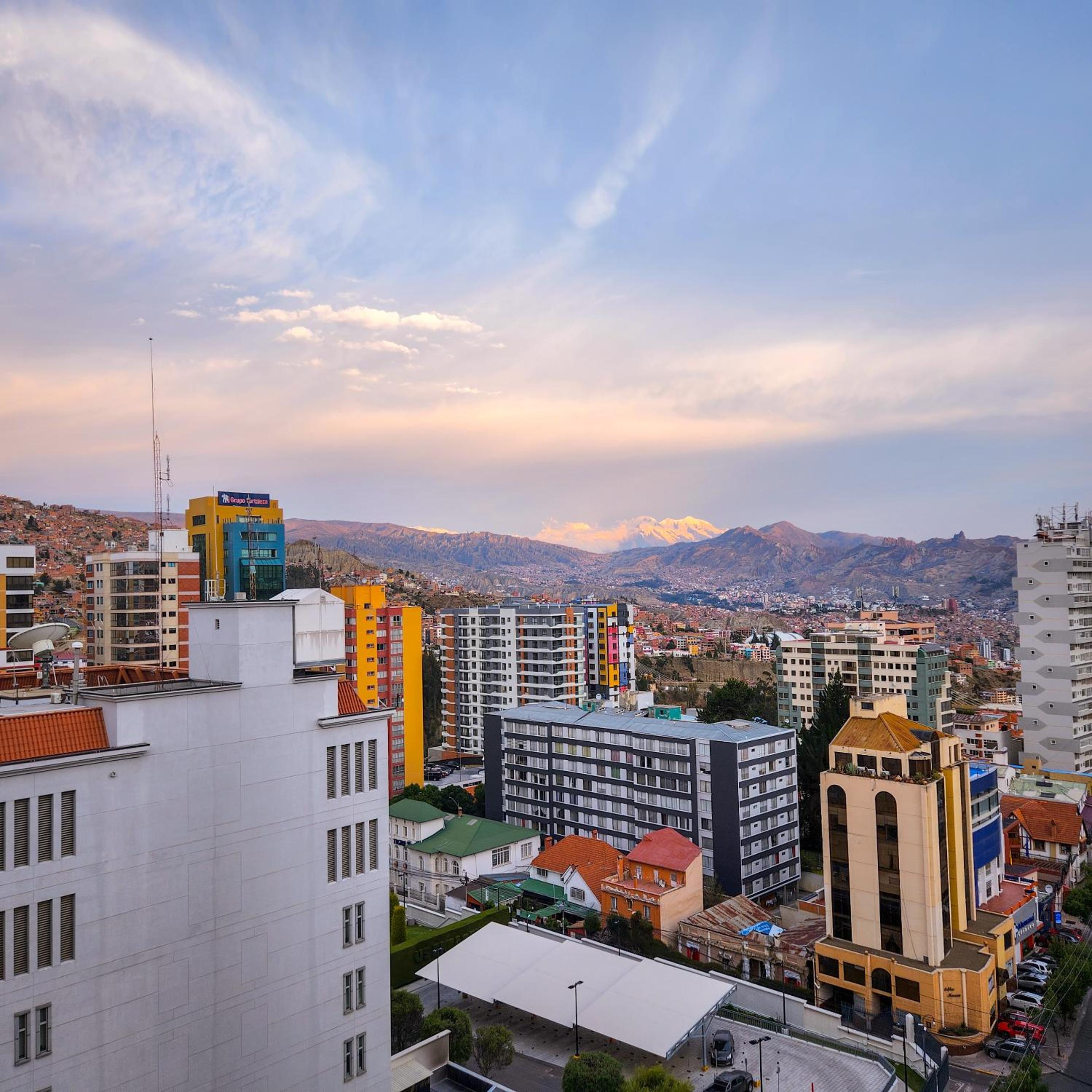 Comodo amplio con lindas vistas sector embajadas piso alto