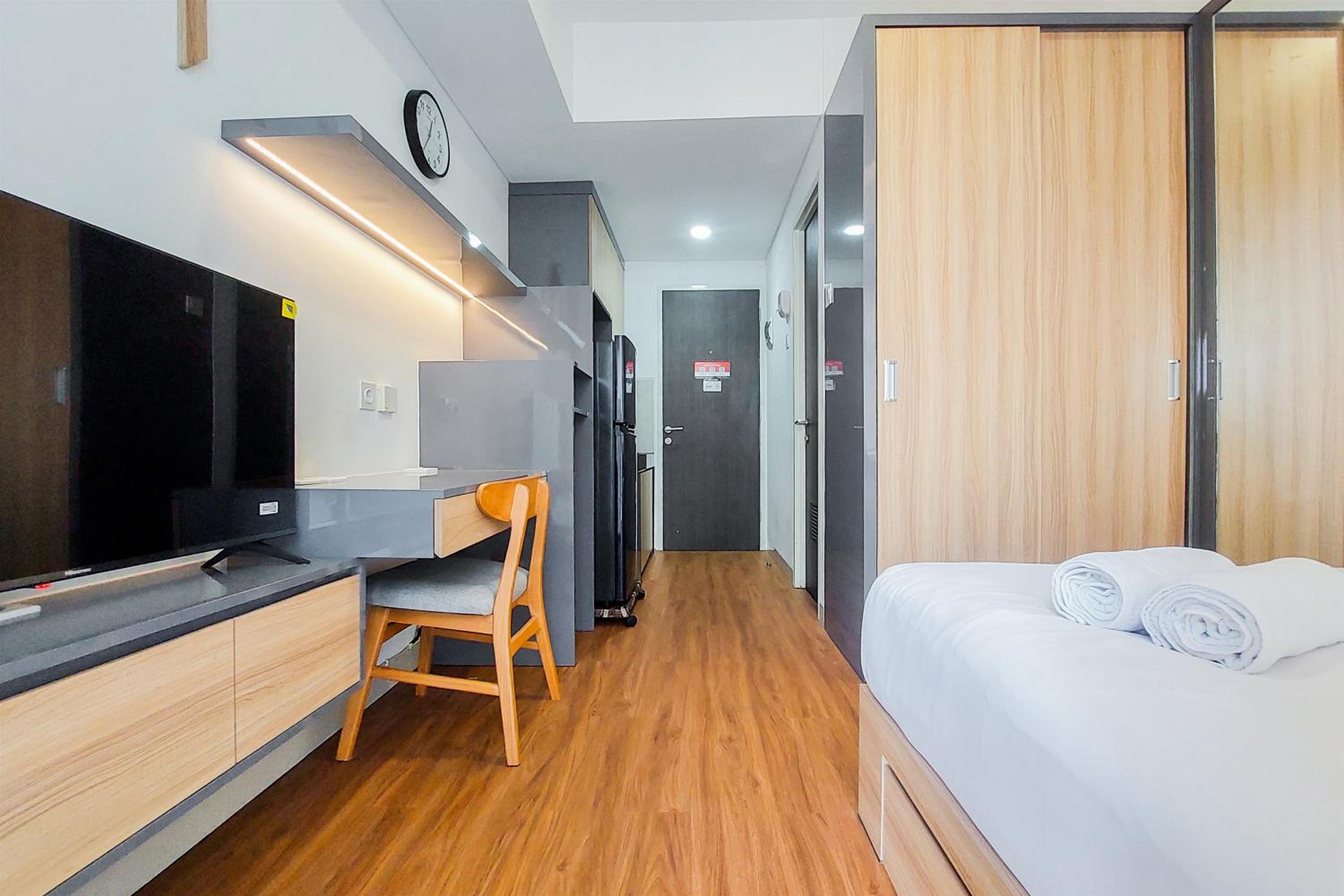 Rare and Cozy Studio with Chic Interior at Serpong Garden Apartment By Travelio view 3