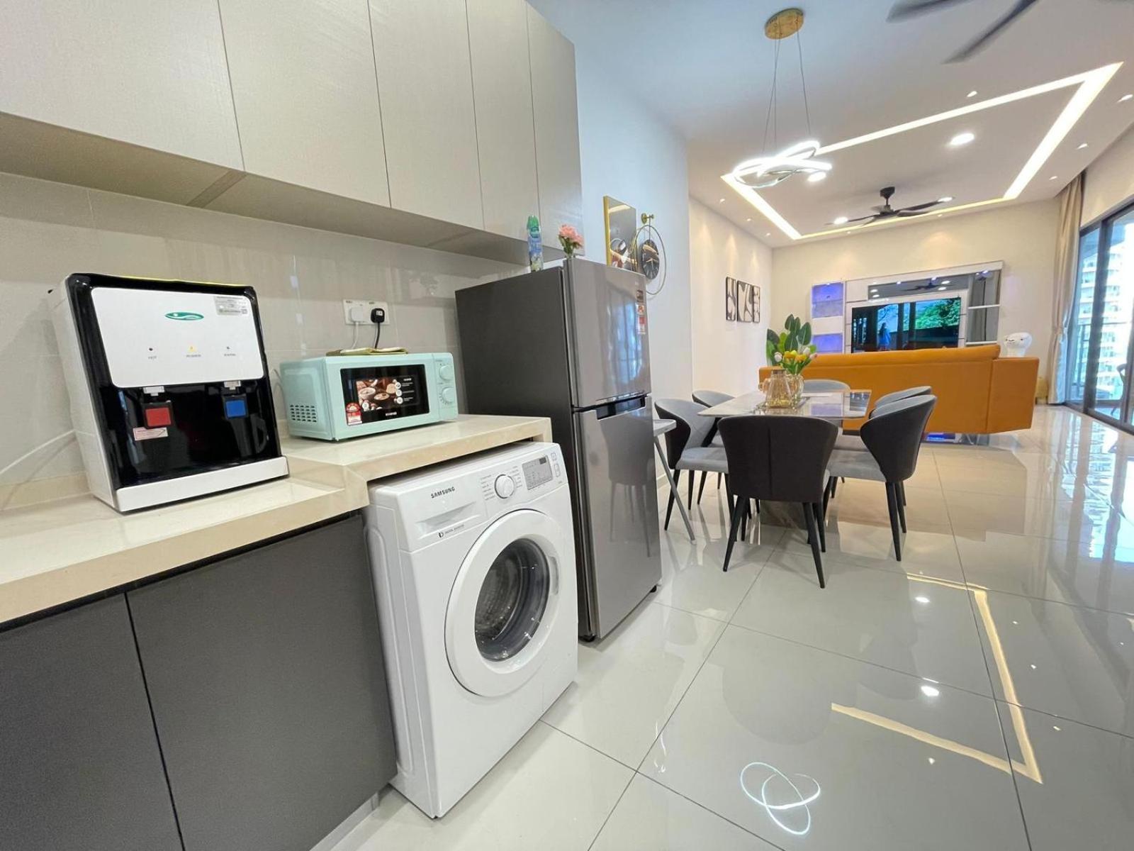 SeaView Danga Bay Gateway Relax with Fee Parking for 8-10 Guest
