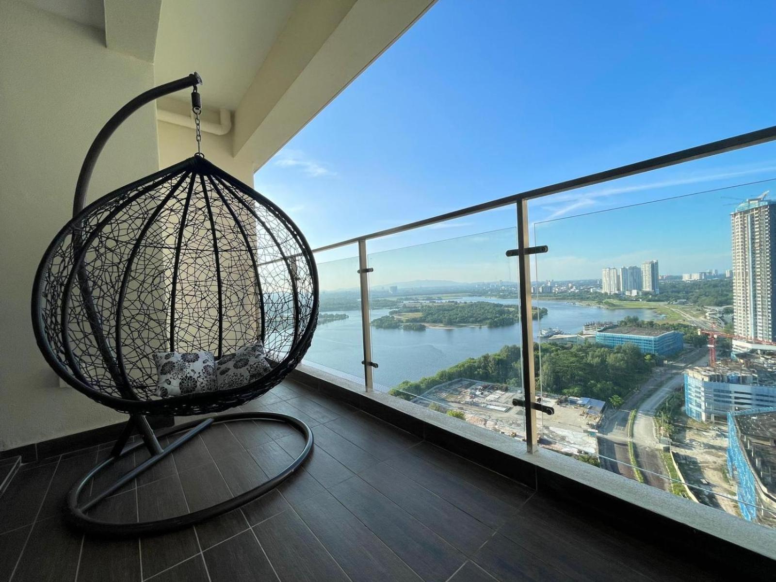 SeaView Danga Bay Gateway Relax with Fee Parking for 8-10 Guest