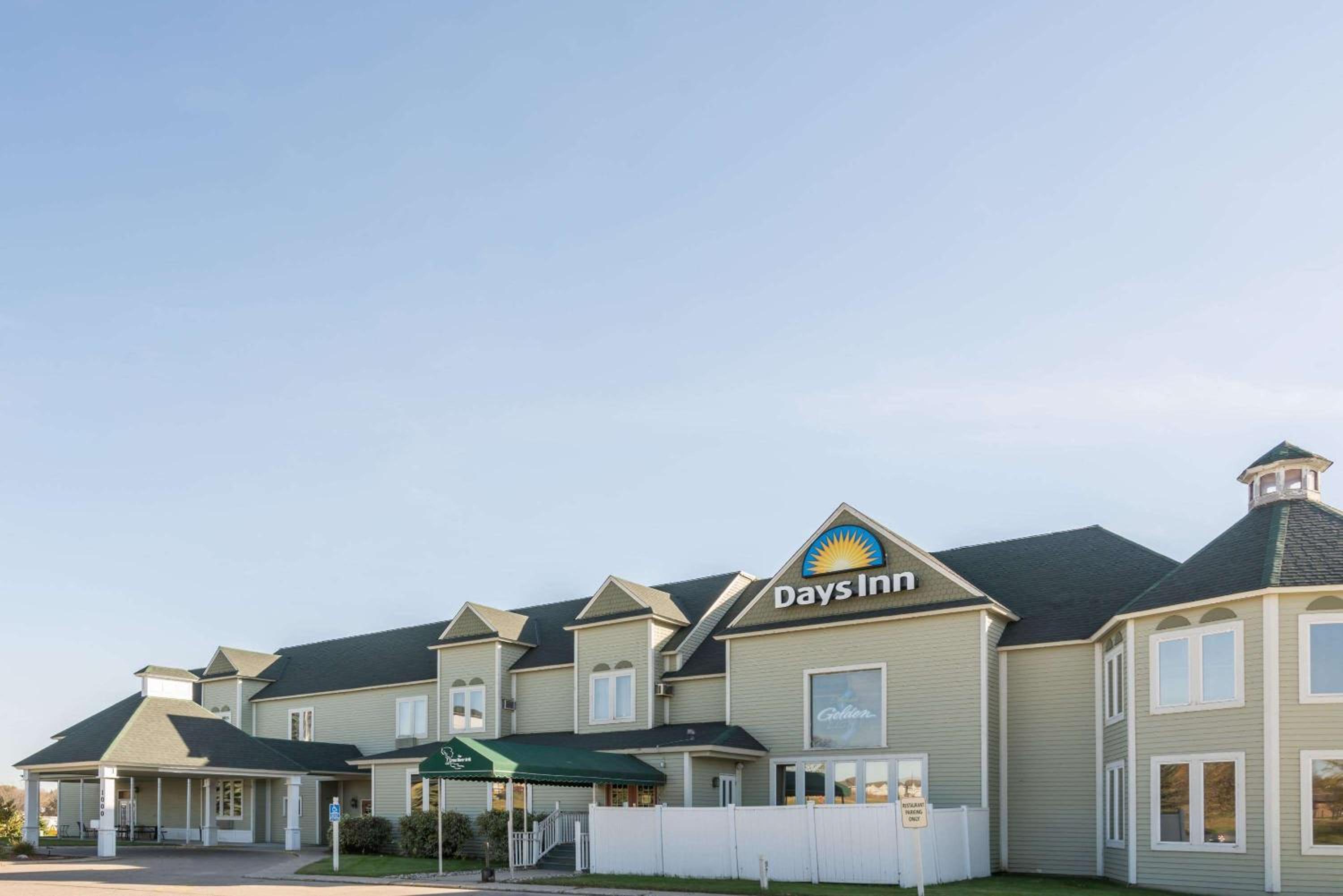 Days Inn by Wyndham Hutchinson view 2