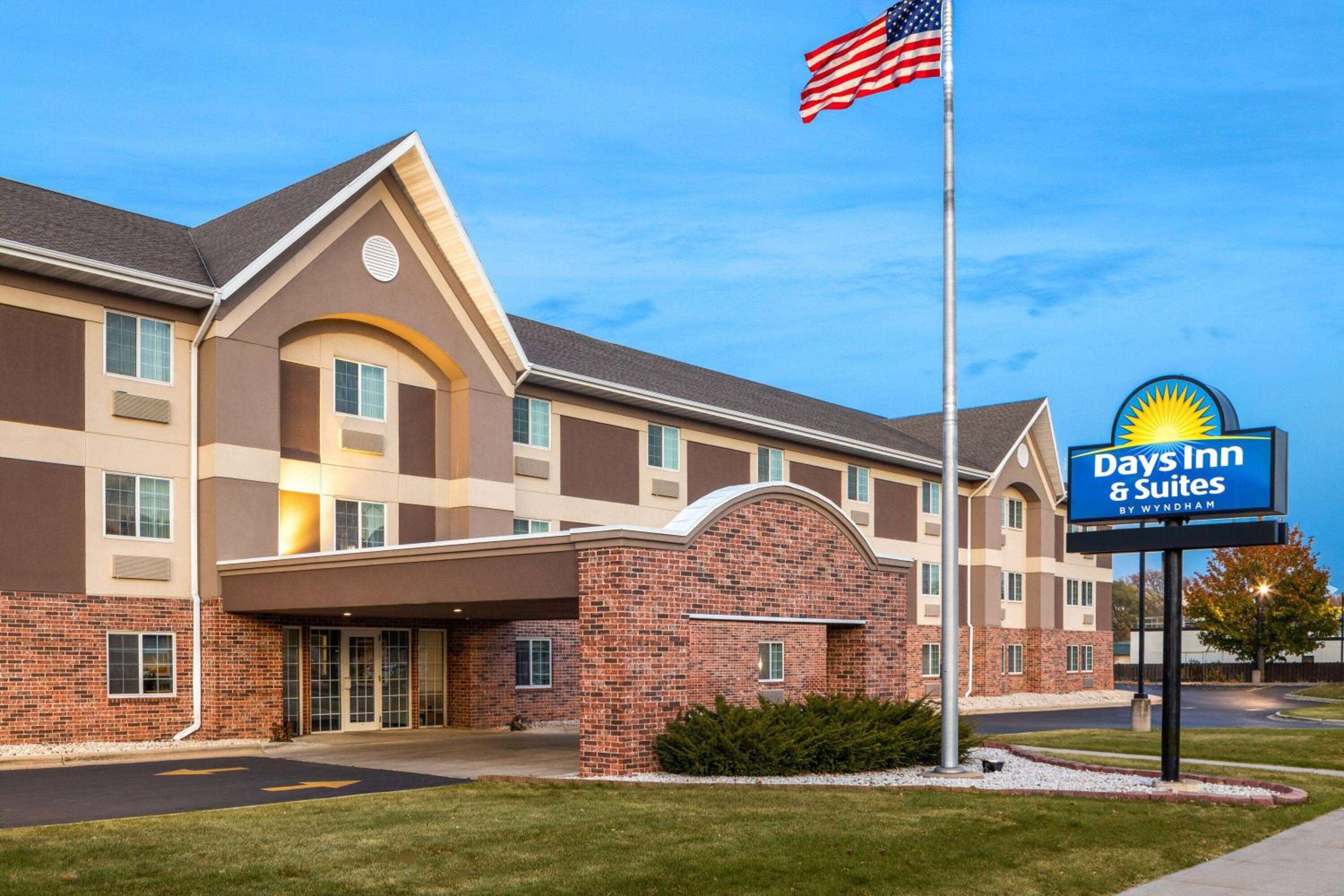 Hotel Days Inn & Suites by Wyndham Green Bay WI - Image 1