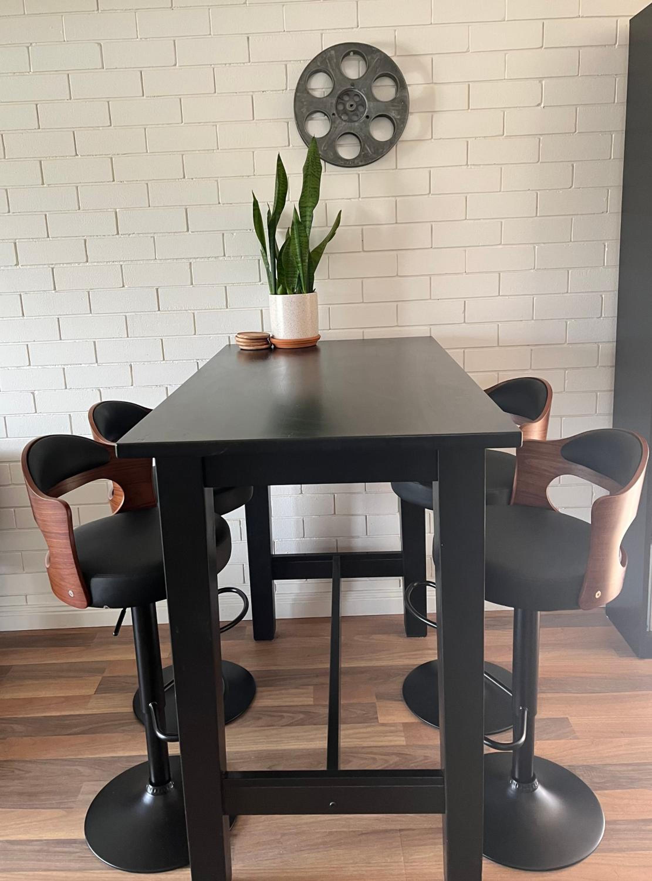 Light filled apartment near north one mile