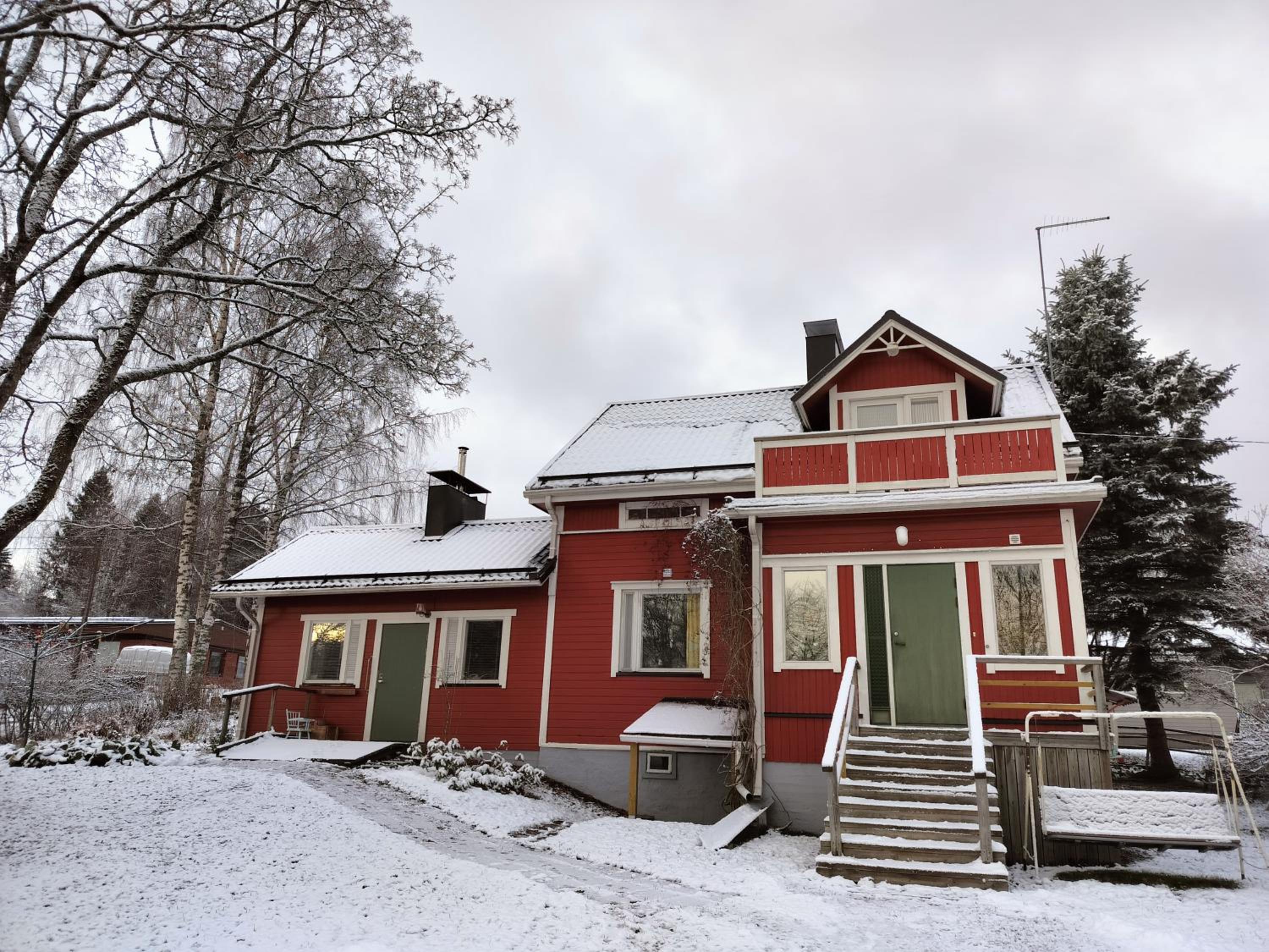 Idyllinen talo lähellä järveä