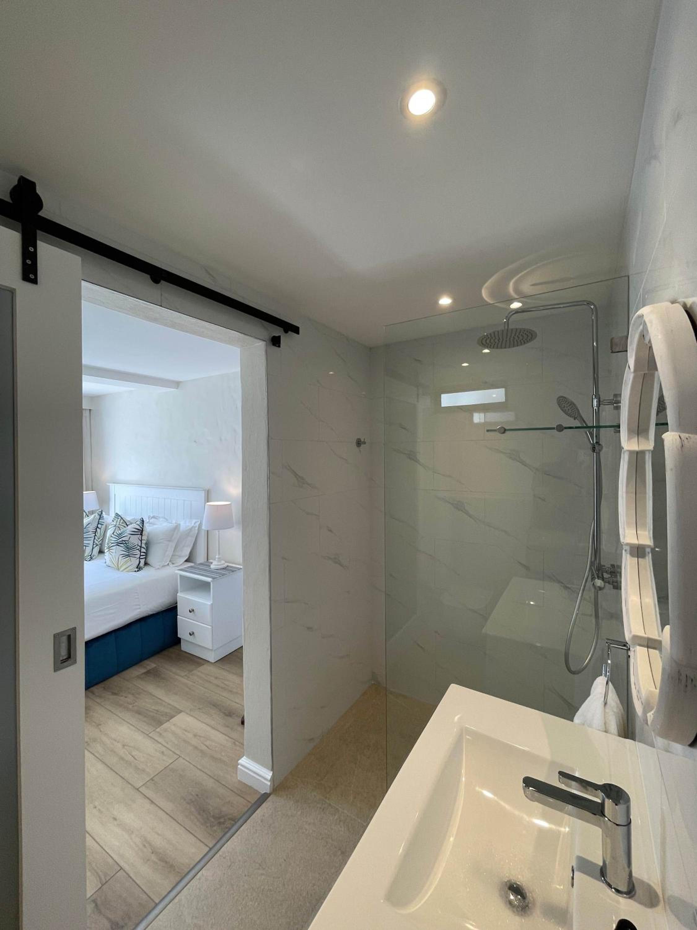 Sanctuary Beach Hideaway - 8 sleeper - 50m onto Robberg 5 view 2