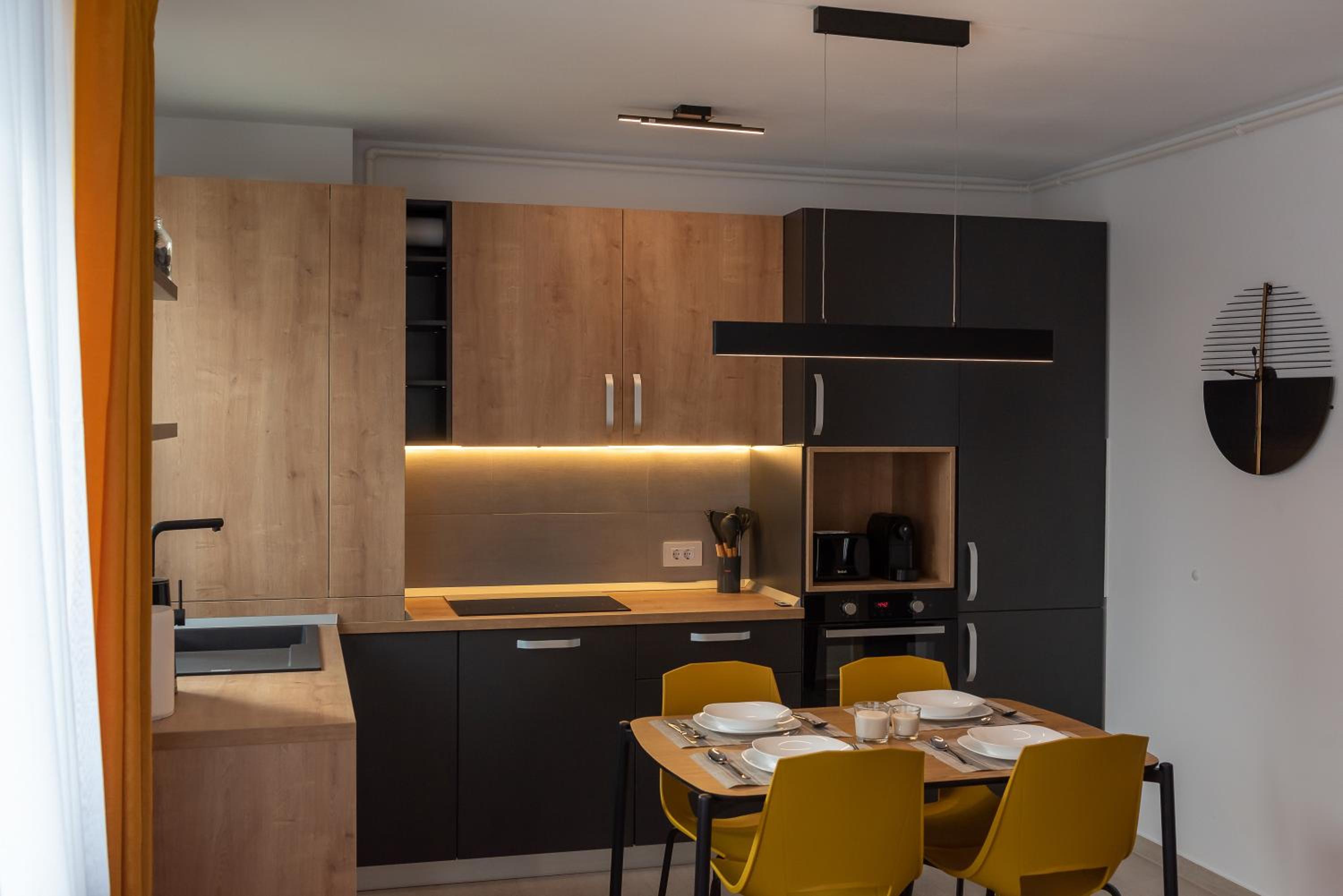 Apart B&V - Modern Apartment near Coresi Mall view 2