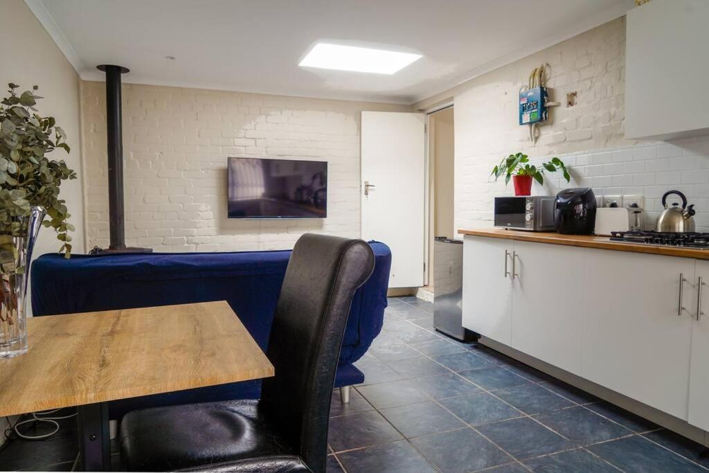 Cozy Cottage in Constantia view 2