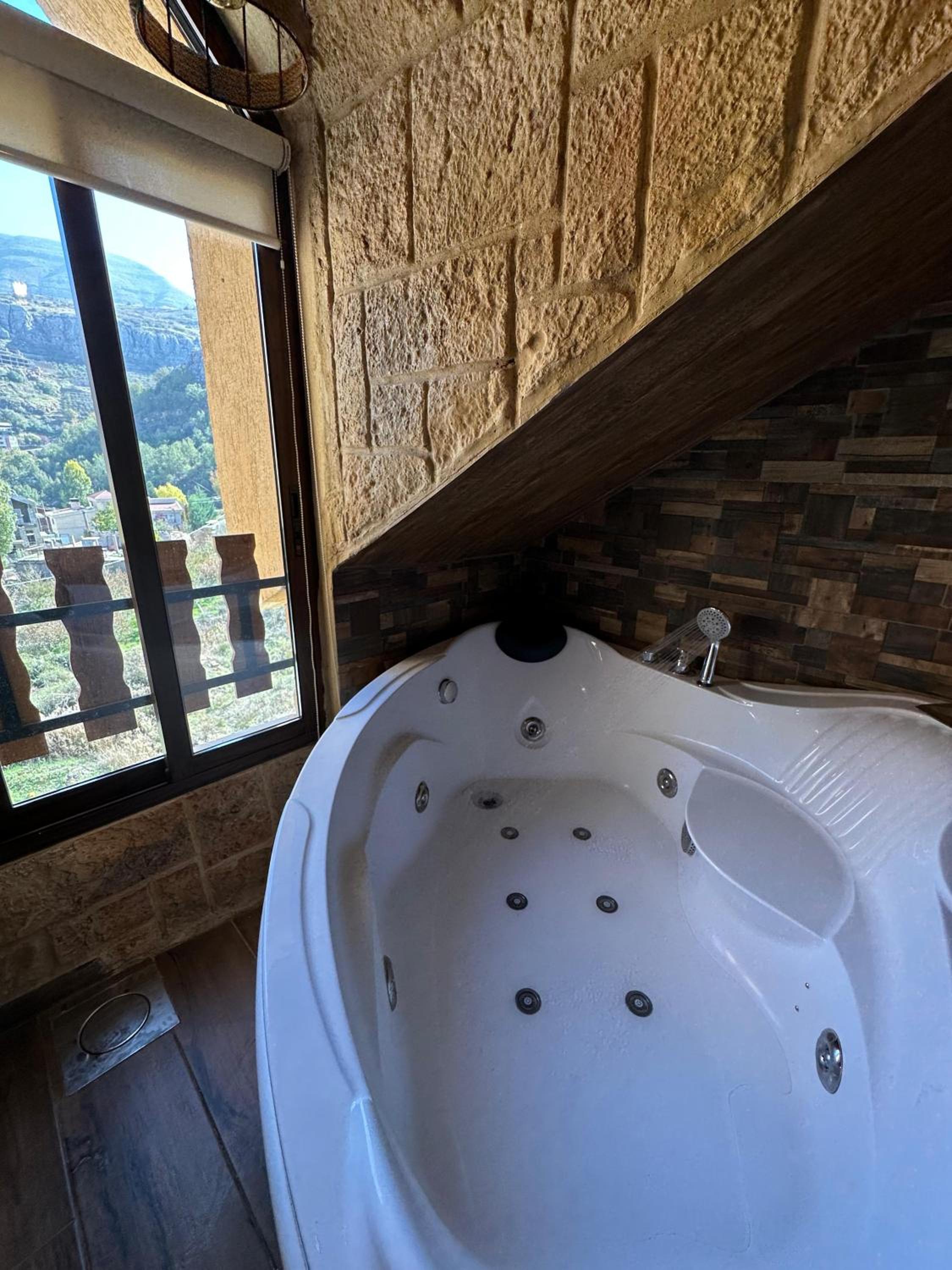 Rokwood faraya