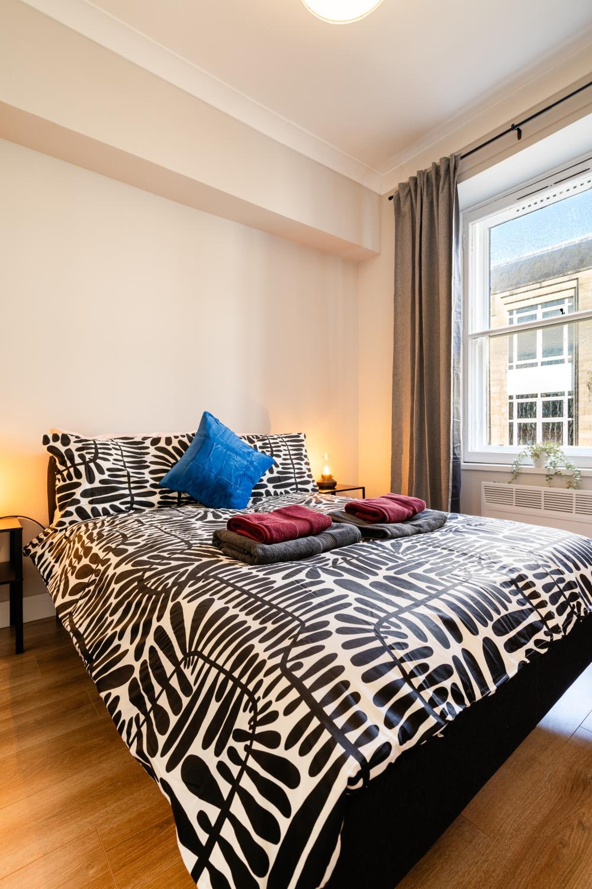 8 mins Glasgow Airport -Near Train & City- Paisley view 2