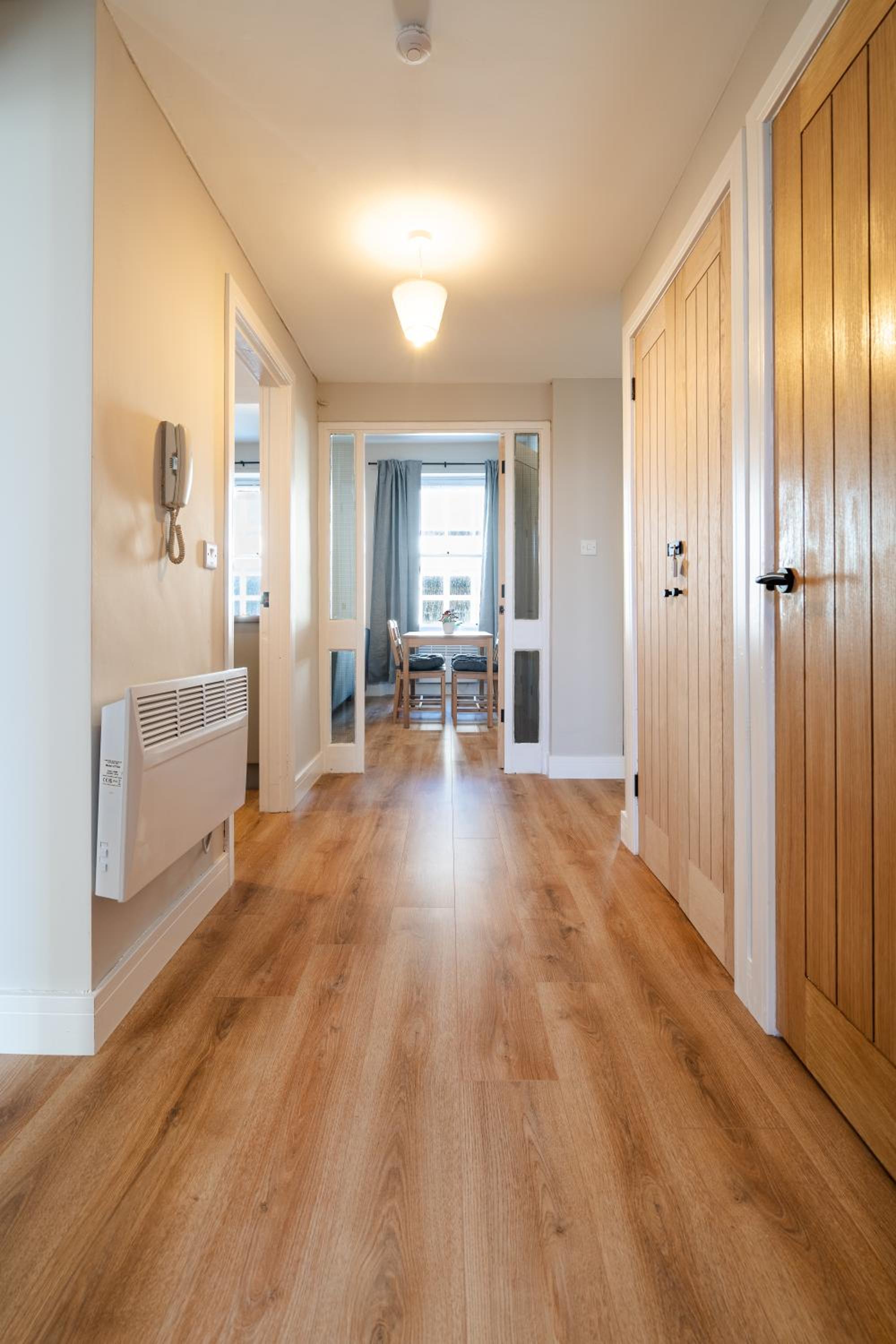 8 mins Glasgow Airport -Near Train & City- Paisley view 3