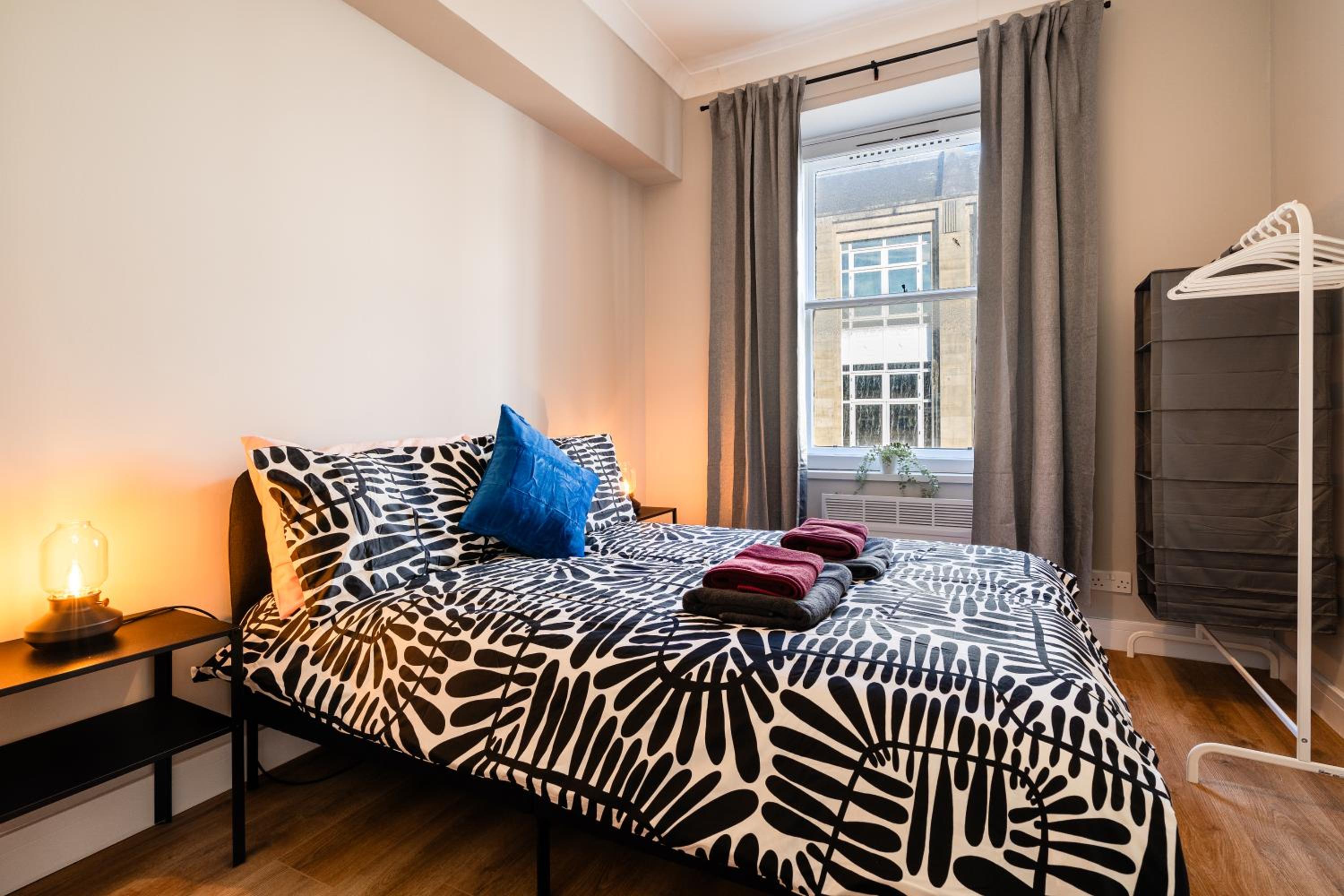 8 mins Glasgow Airport -Near Train & City- Paisley view 4