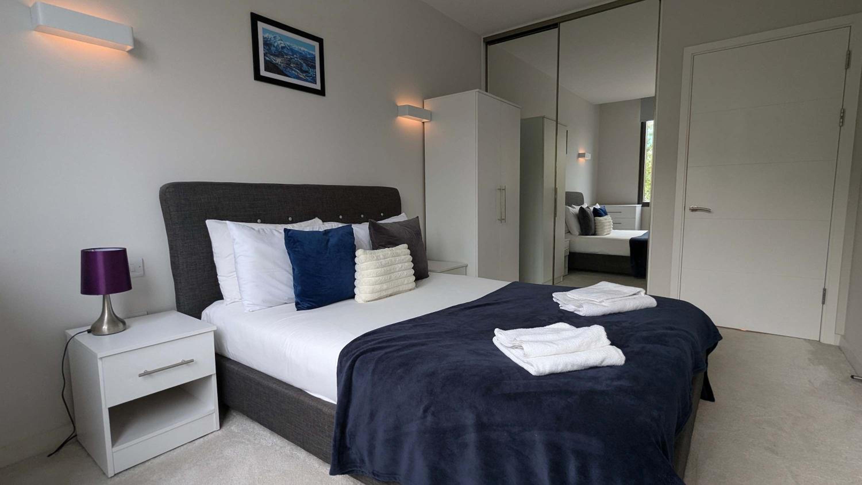 Modern 1 Bed Apt Bracknell- with parking view 2