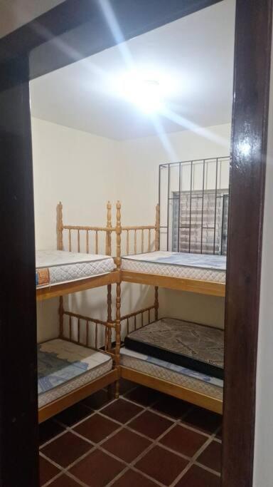 Quarto para quatro pessoas a duas quadras da praia - Balneário Saint Etienne - Matinhos