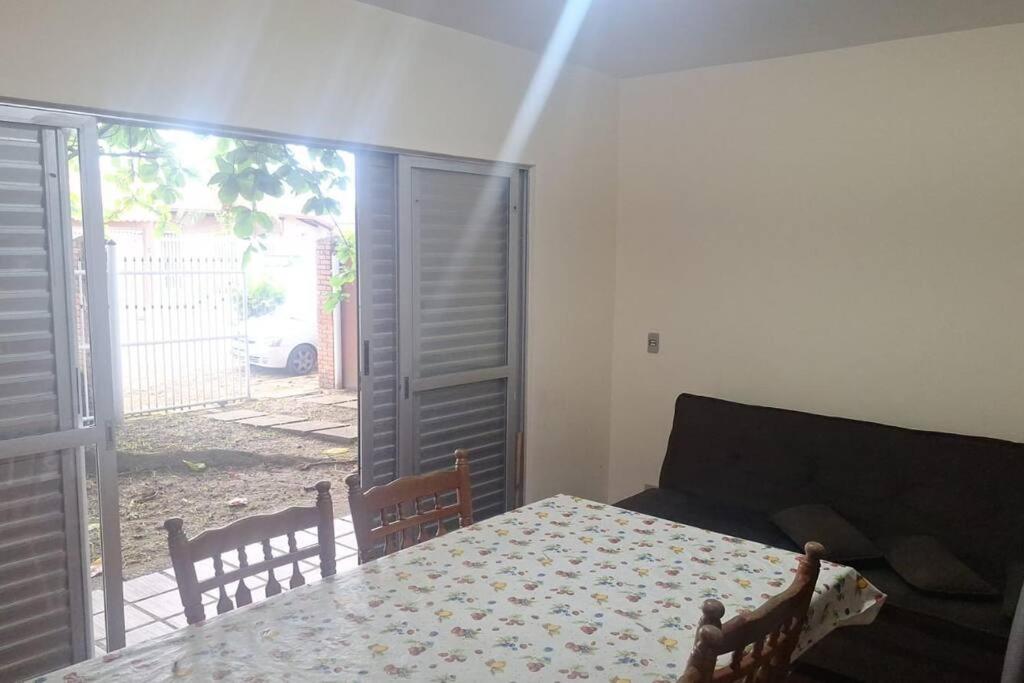 Quarto para quatro pessoas a duas quadras da praia - Balneário Saint Etienne - Matinhos