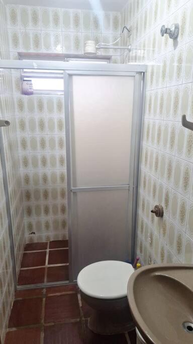 Quarto para quatro pessoas a duas quadras da praia - Balneário Saint Etienne - Matinhos